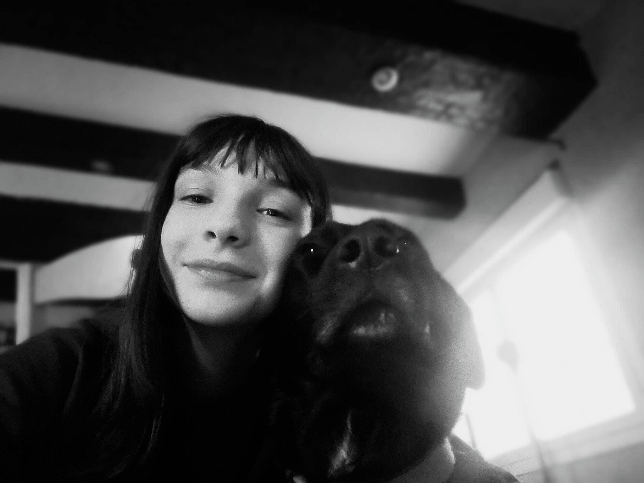 Méline participe au concours pour gagner de l'argent avec cette photo : black_hair, canidae, carnivore, companion_dog, dog, dog_breed, flash_photography, iris, jaw, joy, long_hair, love, non_sporting_group, person, photography, portrait_photography, puppy_love, selfie, snapshot, sporting_group