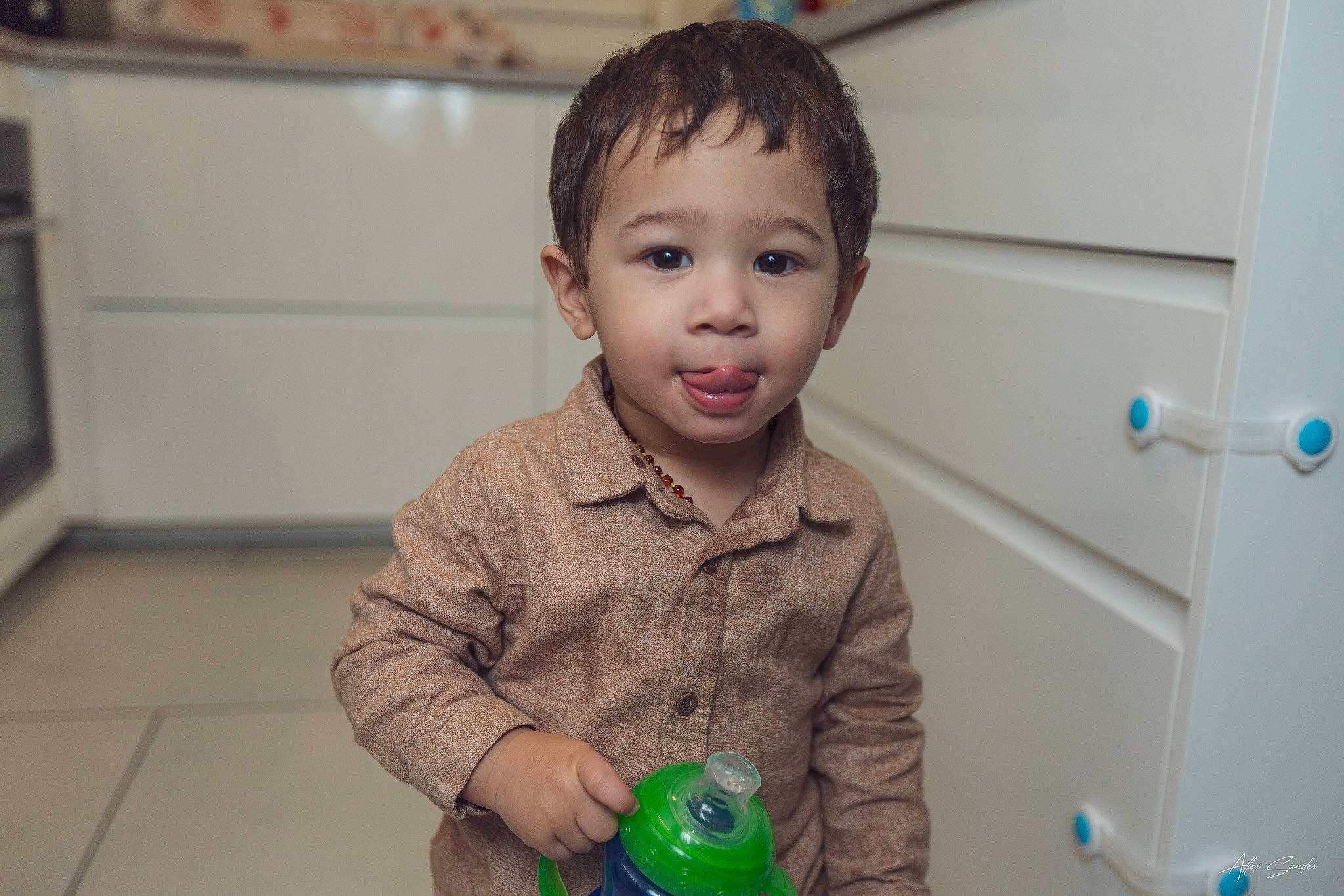 Nateo participe au concours pour gagner de l'argent avec cette photo : baby, baby_toddler_clothing, bottle, cheek, child, fun, happy, head, home_appliance, iris, kitchen_appliance, nose, person, plastic_bottle, room, shirt, sitting, skin, smile, toddler