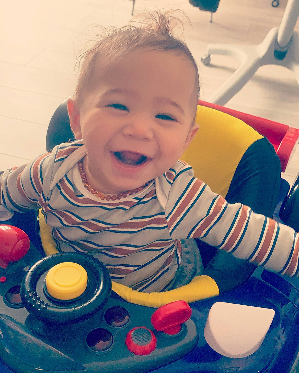 Natëo a rejoint le concours — aidez-le/la à gagner de superbes lots ! arm, baby_products, blue, cheek, clothing, drinkware, eye, face, finger, fun, green, hair, head, human, people, person, product, room, sitting, smile