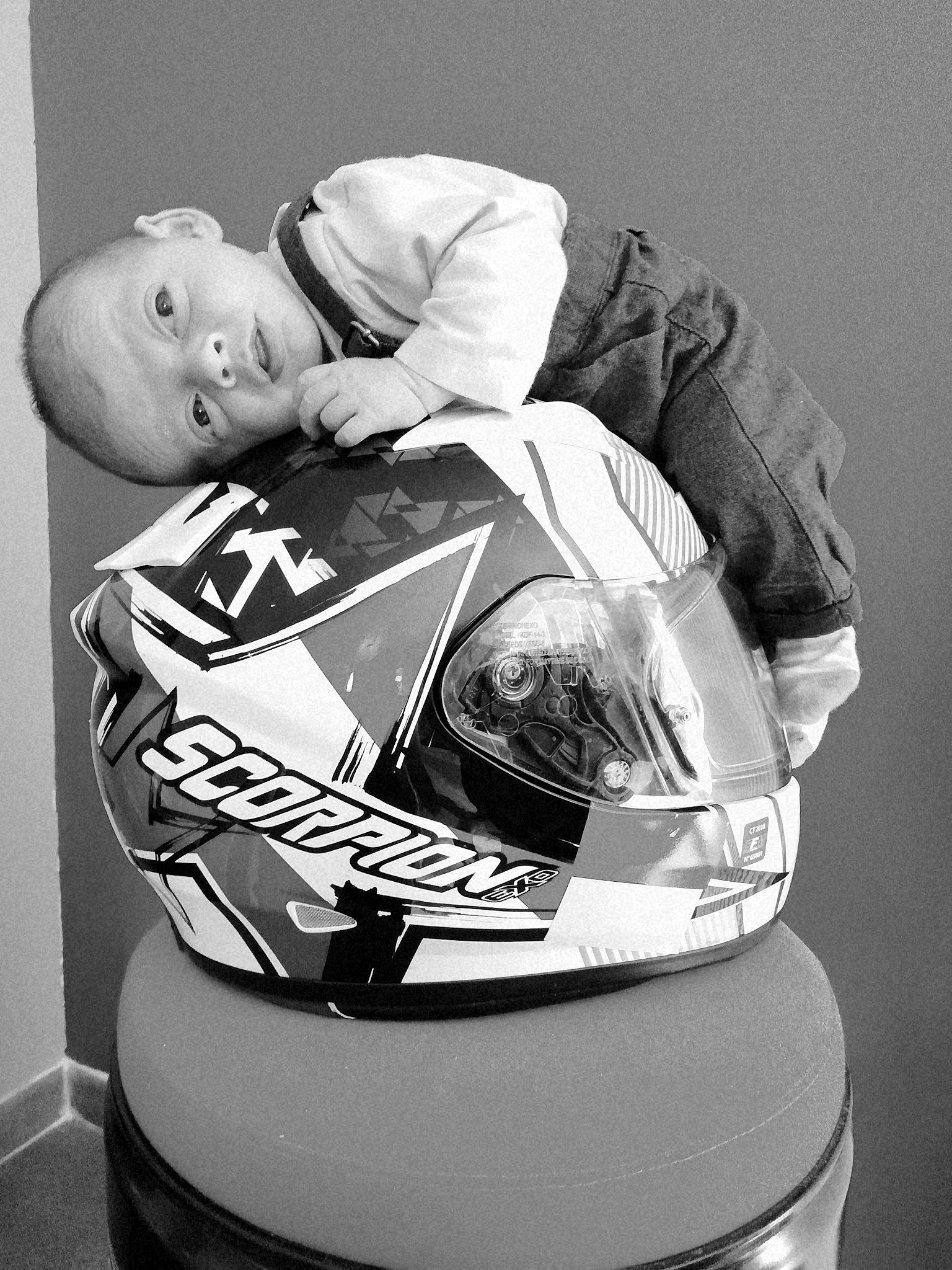 Louka participe au concours pour gagner de l'argent avec cette photo : black_and_white, child, headgear, helmet, monochrome, monochrome_photography, personal_protective_equipment, photograph, photography, product, protective_gear_in_sports, sports_equipment, white