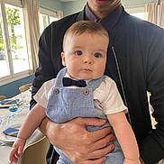 Gabriel a rejoint le concours — aidez-le/la à gagner de superbes lots ! baby, child, adult, glasses, indoor, window, table, chair, clothing, bow_tie, romper, hand, face, person, dining, plate, napkin, glass, curtain, event