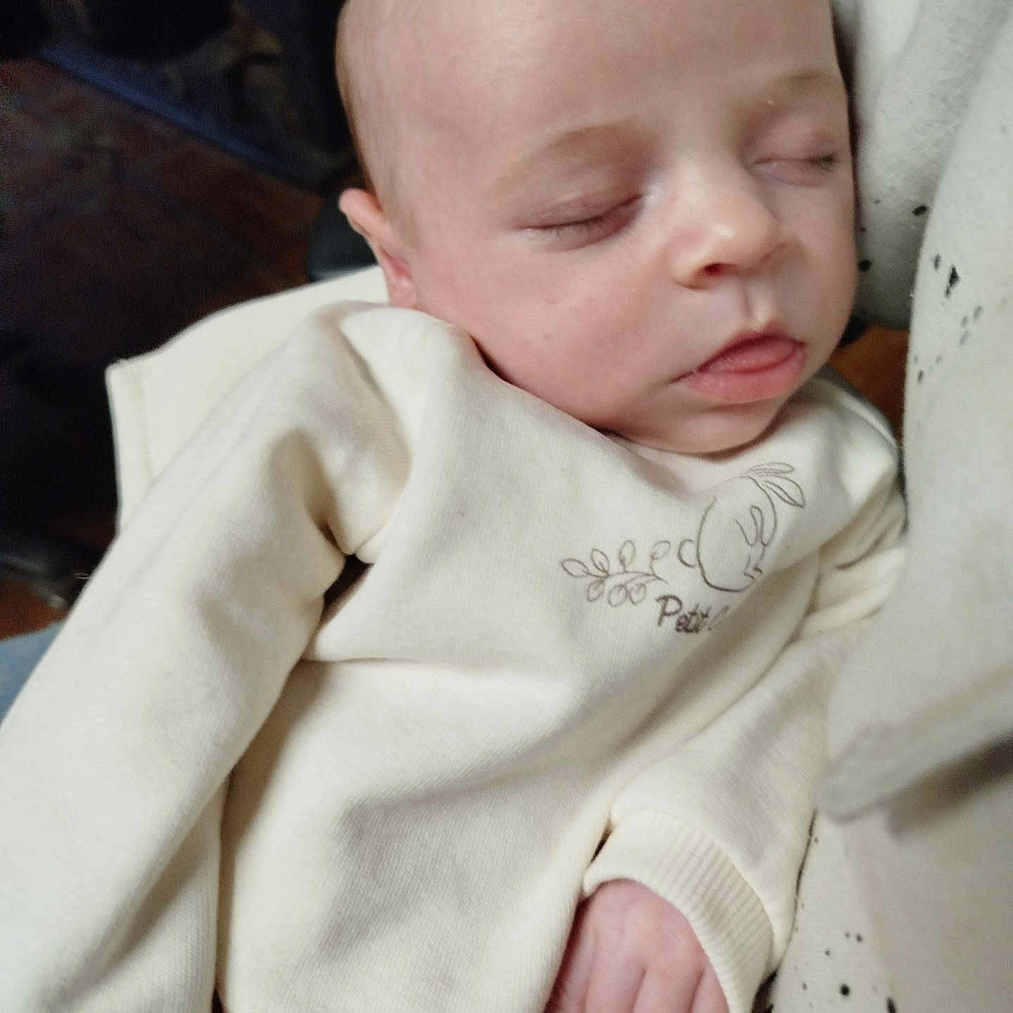 Lyam a rejoint le concours — aidez-le/la à gagner de superbes lots ! baby, cheek, close_up, closed_eyes, clothing, cozy, face, hand, head, indoor, infant, newborn, onesie, parent_arm, peaceful, portrait, sleeping, soft_texture, tiny_fingers, tongue_out