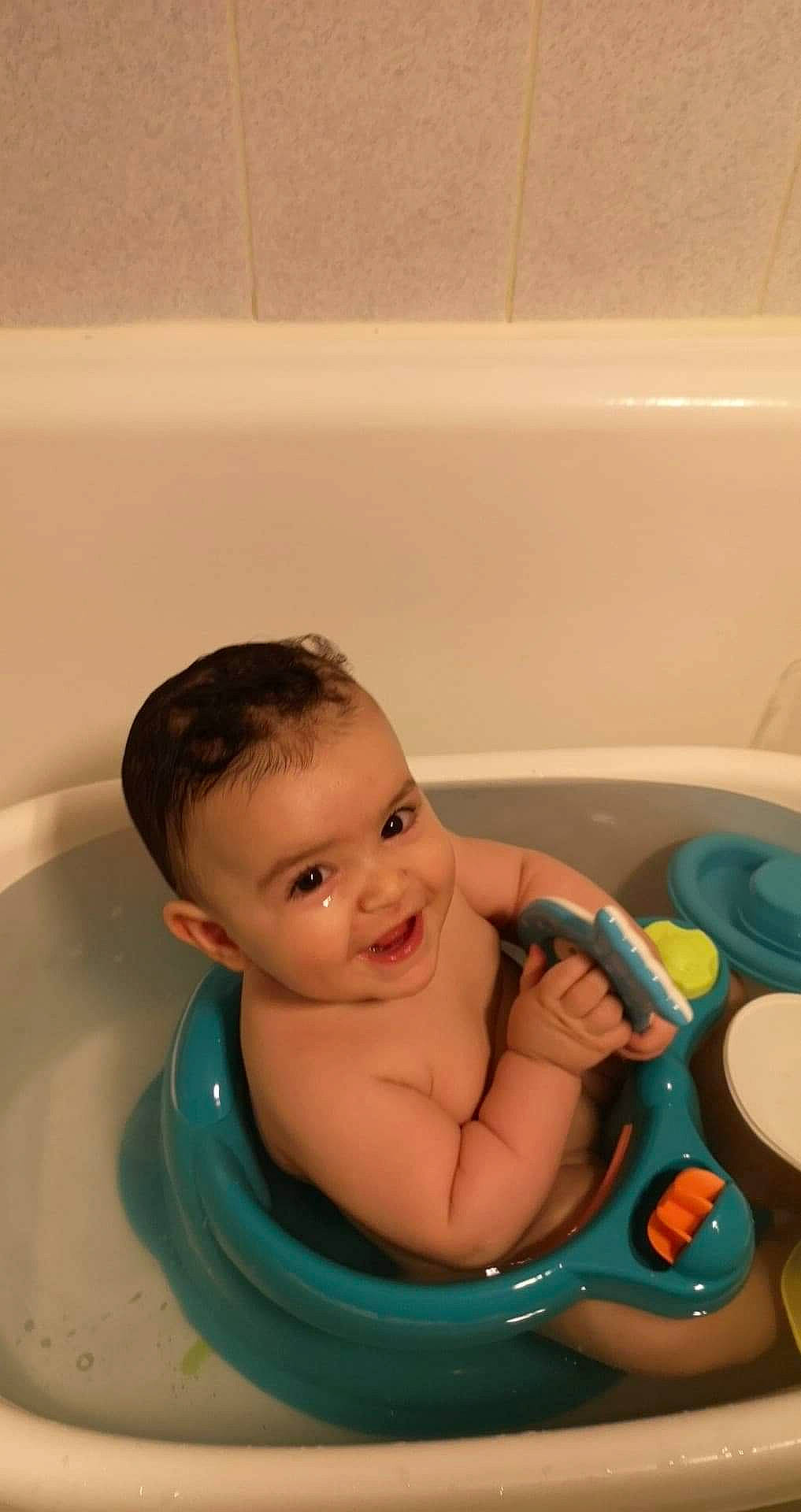 Emy-léa a rejoint le concours — aidez-le/la à gagner de superbes lots ! baby, baby_bathing, baby_products, bath_toy, bathing, bathroom, bathtub, child, fluid, fun, leisure, liquid, person, personal_care, plumbing, plumbing_fixture, skin, smile, thumb, toddler