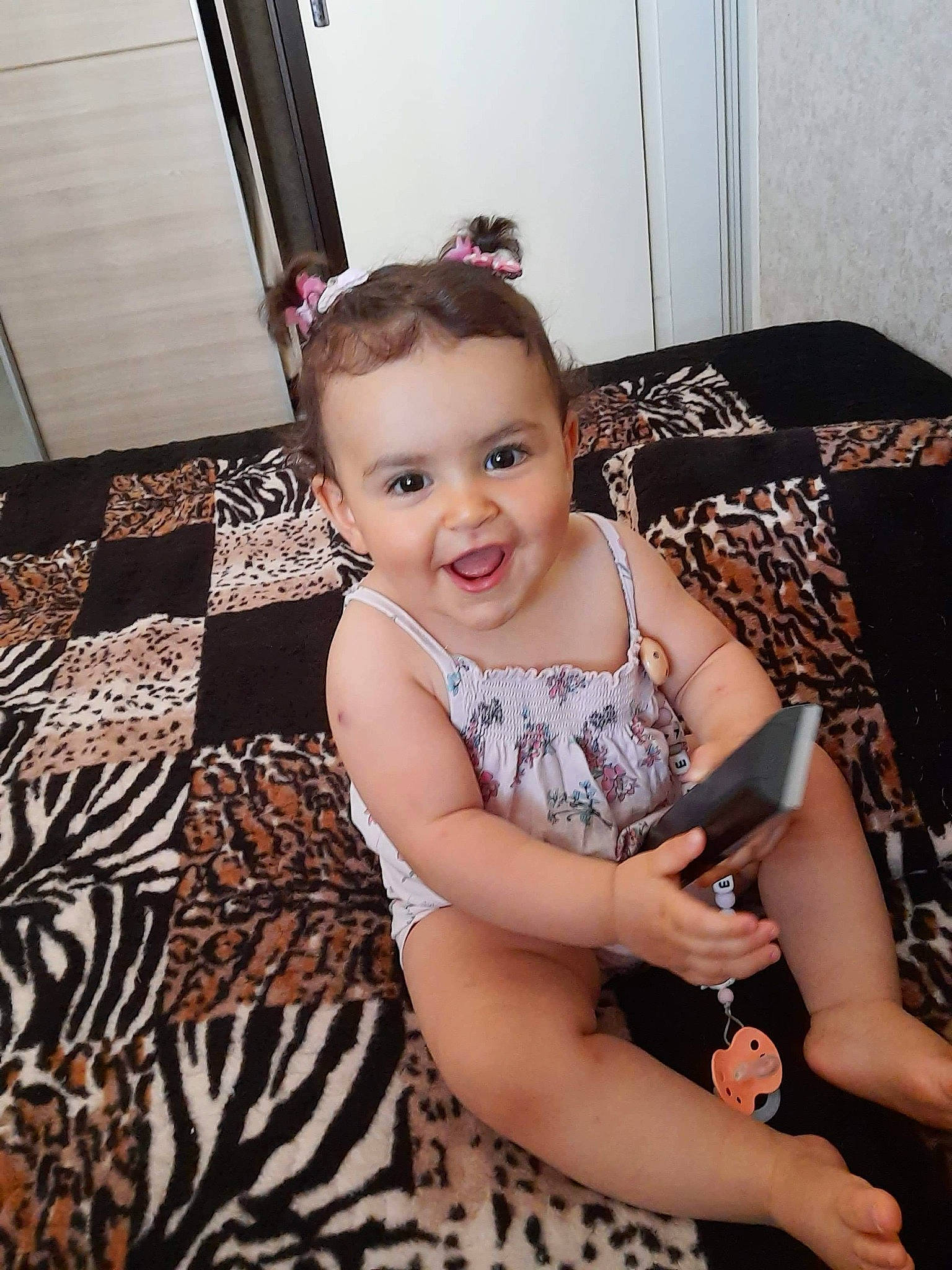 Emy-léa a rejoint le concours — aidez-le/la à gagner de superbes lots ! baby_toddler_clothing, comfort, dress, fashion, finger, flash_photography, floor, flooring, hairstyle, hand, happy, human_body, iris, joint, leg, mammal, organ, person, skin, smile