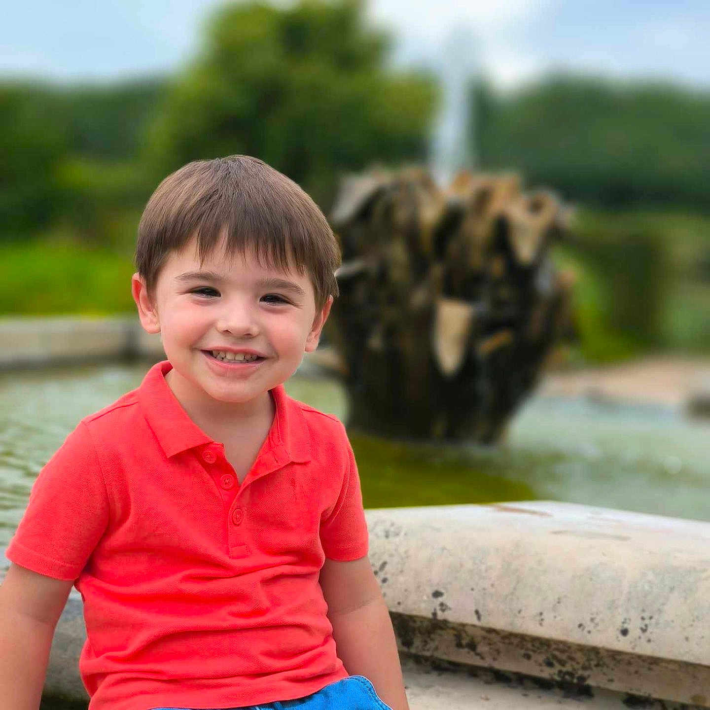 ézio participe au concours pour gagner de l'argent avec cette photo : boy, child, clothing, face, grass, happy, head, jeans, male, pants, person, photography, plant, portrait, pottedplant, rock, sitting, smile, t_shirt, tree
