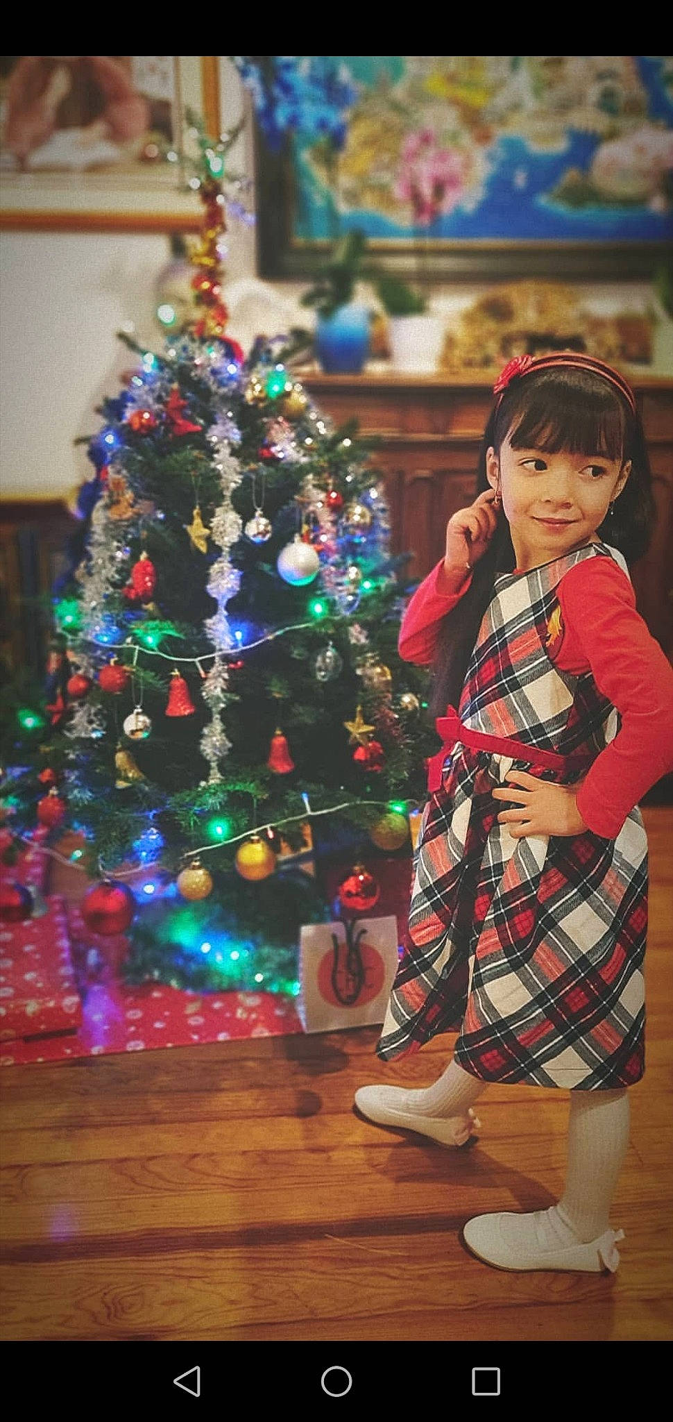 Lya a rejoint le concours — aidez-le/la à gagner de superbes lots ! christmas, christmas_decoration, christmas_ornament, christmas_tree, event, girl, holiday, person, toddler, tradition, tree