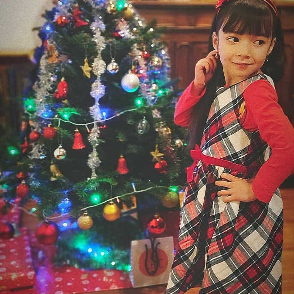 Lya a rejoint le concours — aidez-le/la à gagner de superbes lots ! christmas, christmas_decoration, christmas_ornament, christmas_tree, event, girl, holiday, person, toddler, tradition, tree