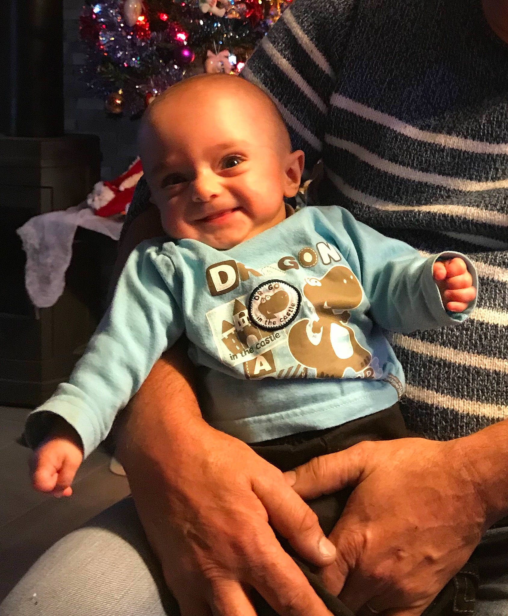 Tristan participe au concours pour gagner de l'argent avec cette photo : arm, child, ear, finger, fun, hand, infant, joy, lap, person, product, toddler