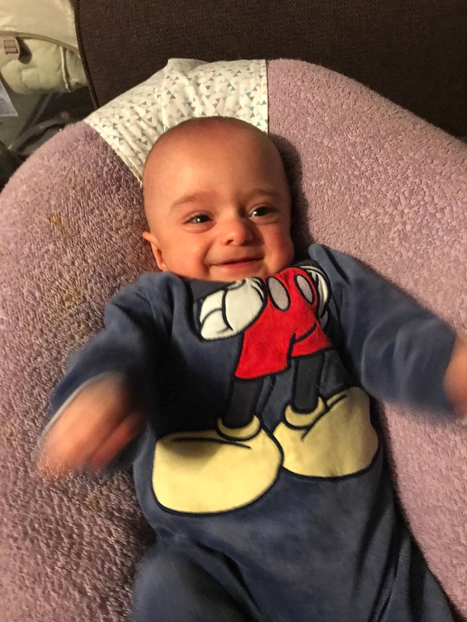 Tristan a rejoint le concours — aidez-le/la à gagner de superbes lots ! baby_products, car_seat, child, cool, day, ear, infant, mouth, nose, person, product, toddler