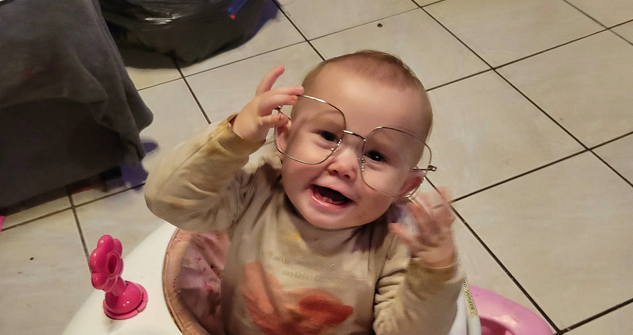 Romane a rejoint le concours — aidez-le/la à gagner de superbes lots ! baby, baby_toddler_clothing, cheek, ear, eyelash, eyewear, face, finger, gesture, glasses, happy, jaw, lip, mouth, nose, person, skin, smile, thumb, toddler