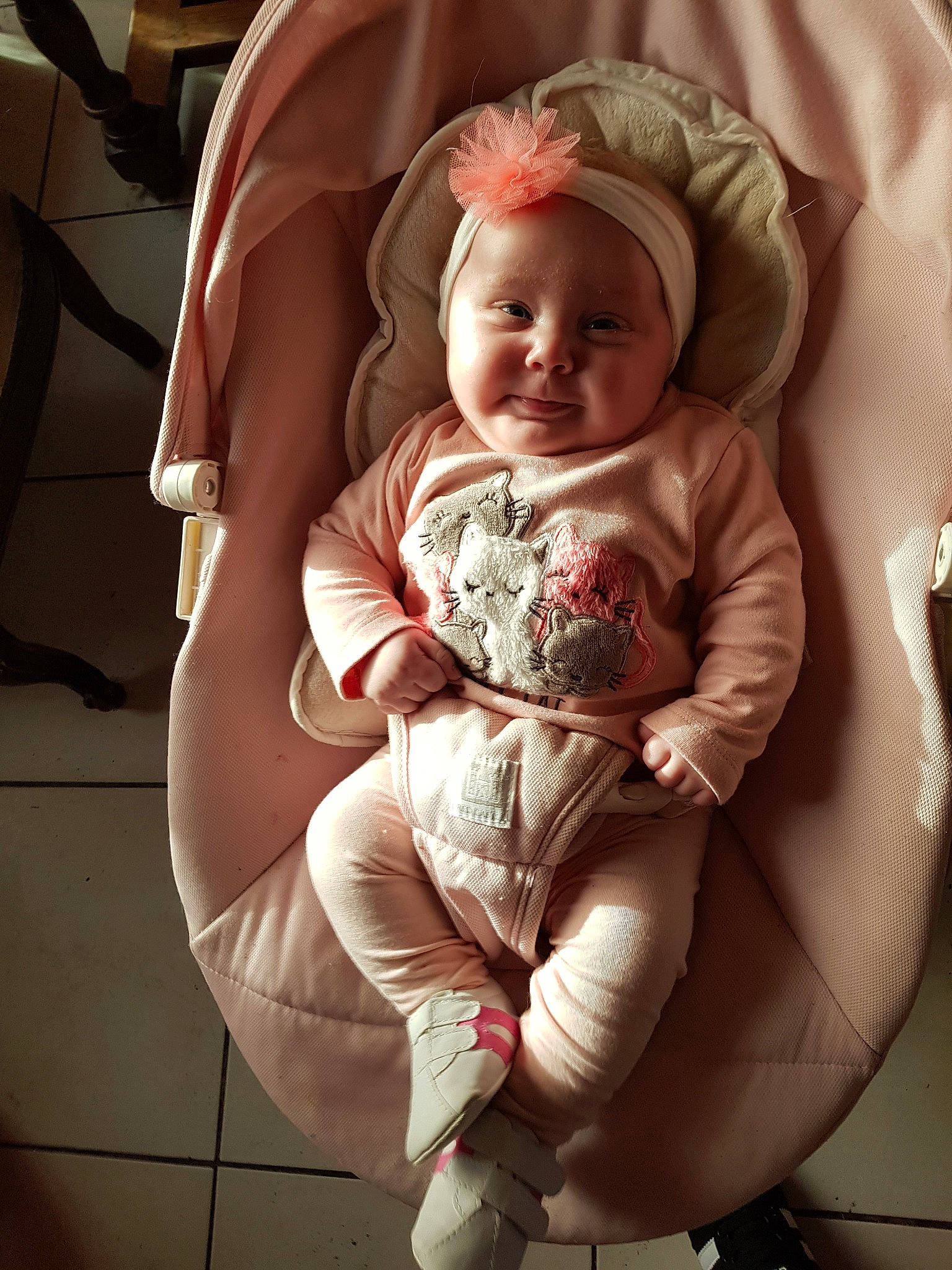 Louann a rejoint le concours — aidez-le/la à gagner de superbes lots ! baby_products, child, girl, infant, person, product, sitting, skin, smile, toddler