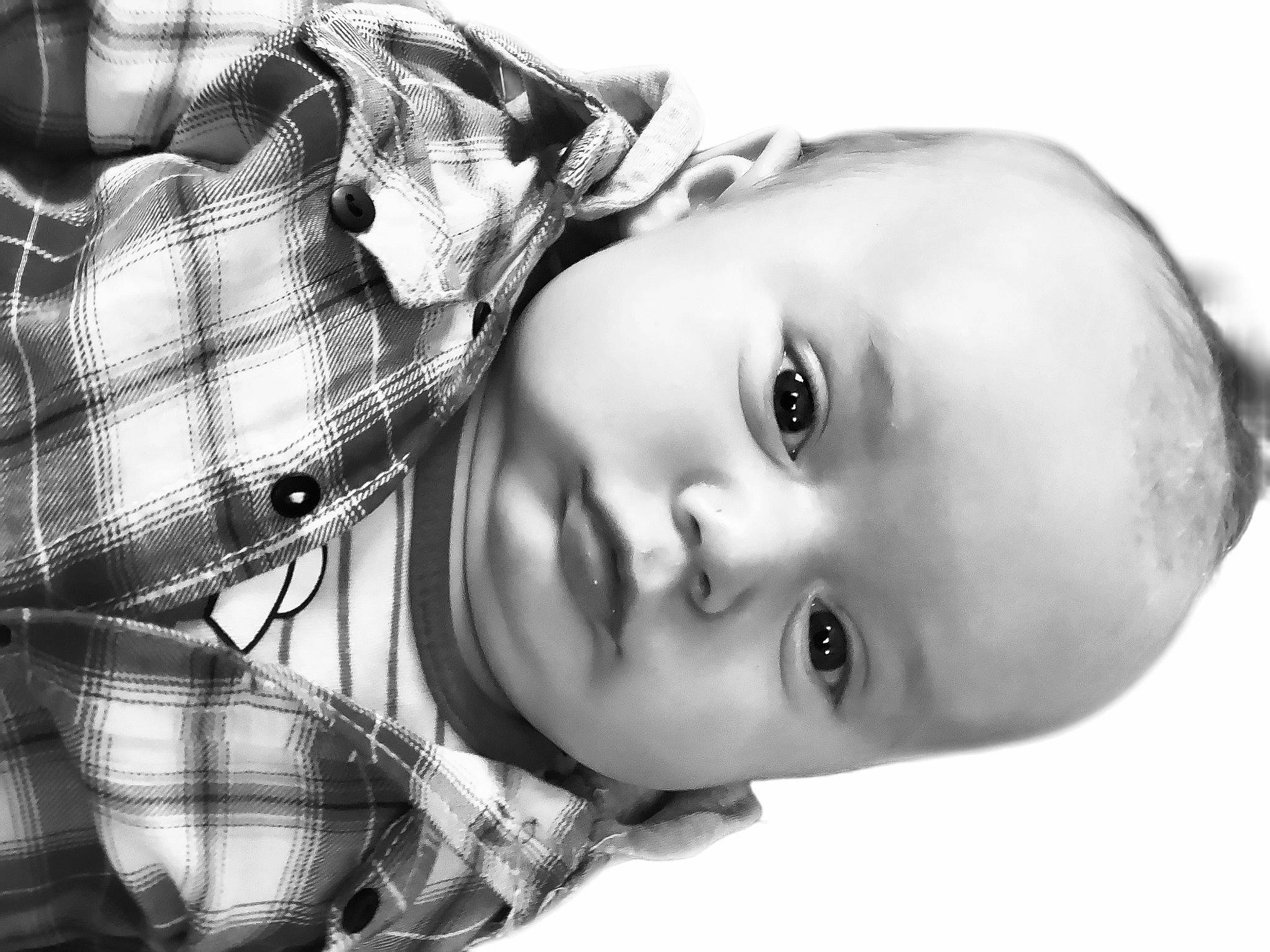 Cylian participe au concours pour gagner de l'argent avec cette photo : baby, black, black_and_white, cheek, cool, eyelash, flash_photography, happy, iris, lip, monochrome, monochrome_photography, mouth, nose, person, plaid, skin, smile, style, tartan