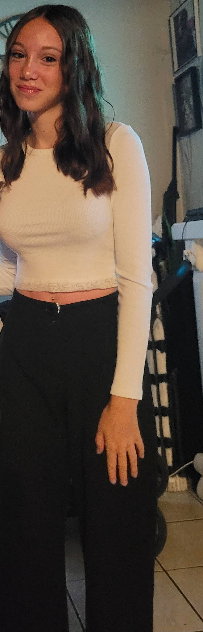 Clara a rejoint le concours — aidez-le/la à gagner de superbes lots ! abdomen, belt, black, black_hair, chest, elbow, eyewear, gesture, human_leg, joint, joy, knee, long_hair, neck, person, shoulder, sleeve, standing, thigh, trunk