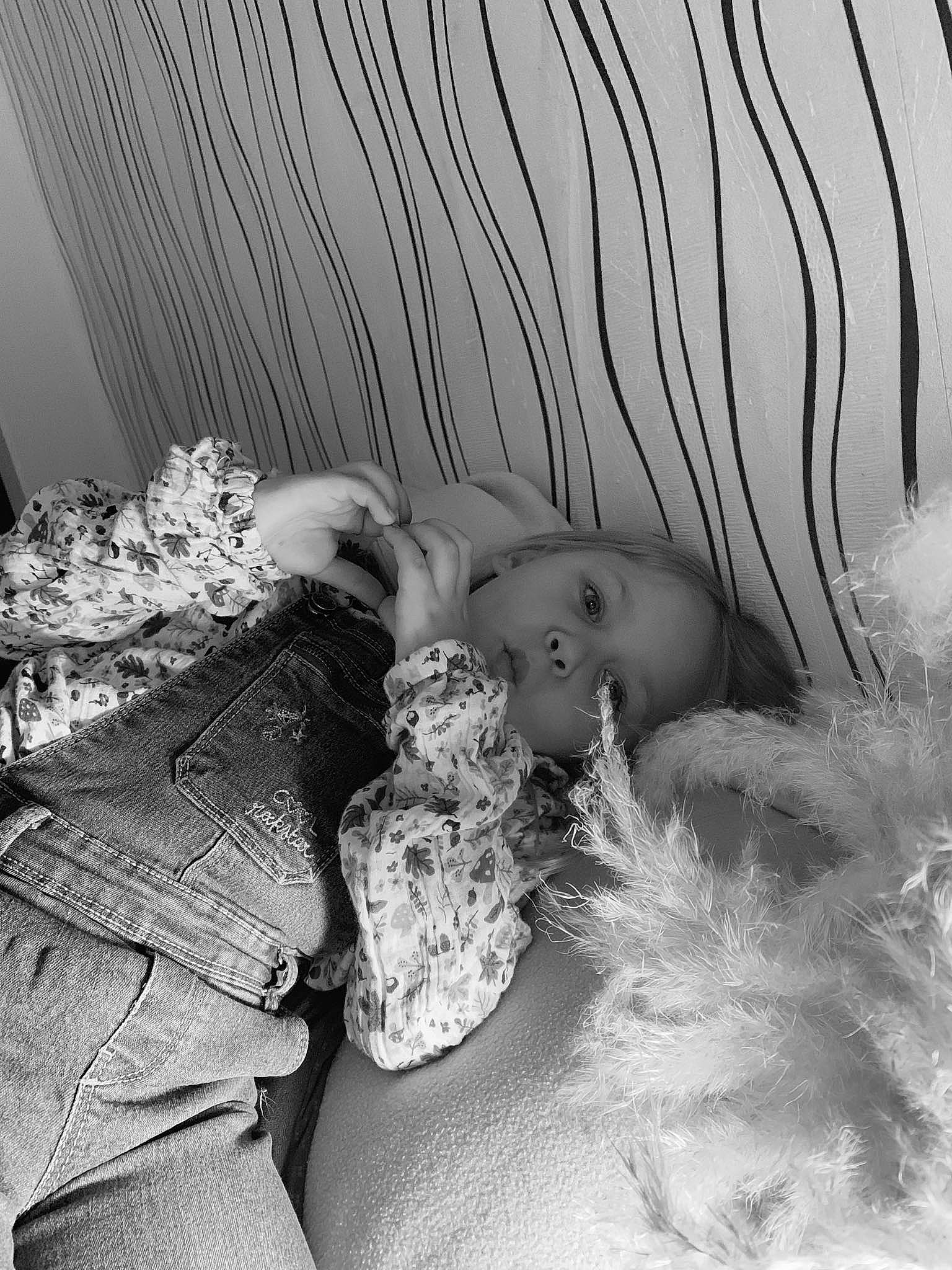 Louann a rejoint le concours — aidez-le/la à gagner de superbes lots ! baby, black_and_white, child, doll, eyelash, fashion_accessory, fur, grass, happy, headpiece, human_leg, monochrome, monochrome_photography, pattern, person, portrait_photography, room, still_life_photography, style, textile