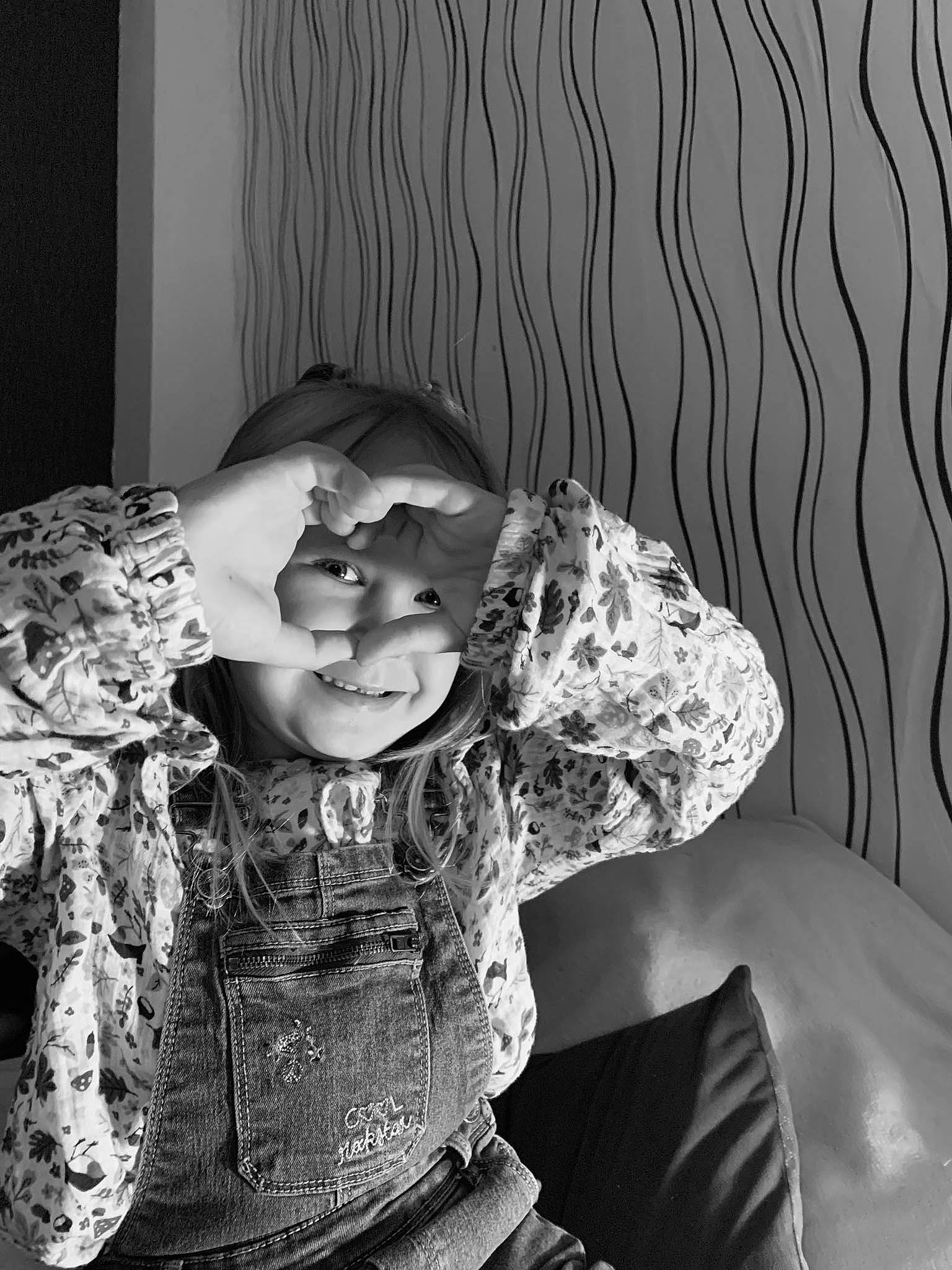 Louann a rejoint le concours — aidez-le/la à gagner de superbes lots ! baby, black, black_and_white, child, comfort, elbow, flash_photography, fun, happy, monochrome, monochrome_photography, pattern, person, portrait_photography, room, sitting, sleeve, stock_photography, style, t_shirt