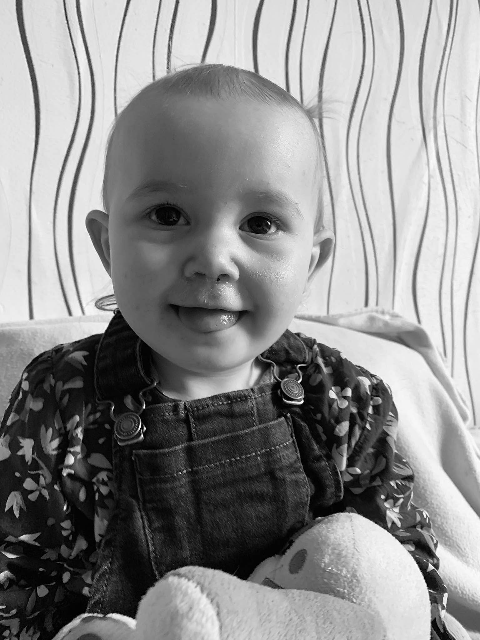 Romane participe au concours pour gagner de l'argent avec cette photo : baby, baby_toddler_clothing, black, black_and_white, cheek, cool, eye, eyebrow, eyelash, flash_photography, happy, iris, joy, lip, mouth, neck, nose, person, skin, sleeve