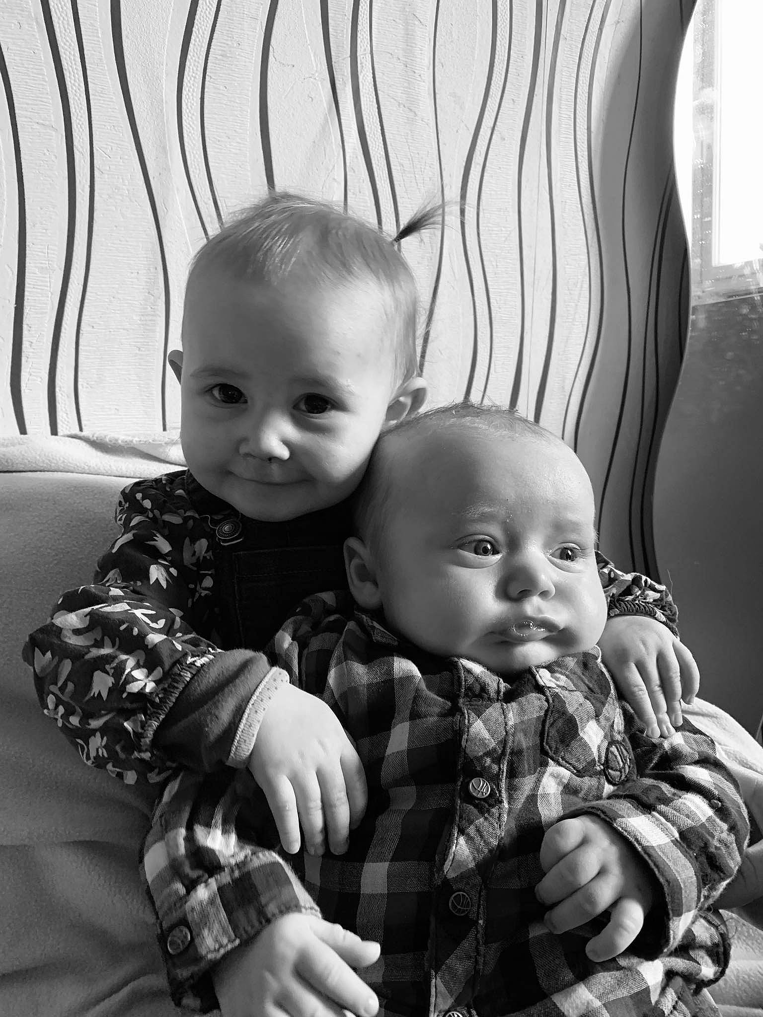 Romane participe au concours pour gagner de l'argent avec cette photo : baby, baby_toddler_clothing, black, black_and_white, cheek, child, comfort, facial_expression, hairstyle, happy, head, iris, person, plaid, skin, sleeve, standing, style, tartan, toddler