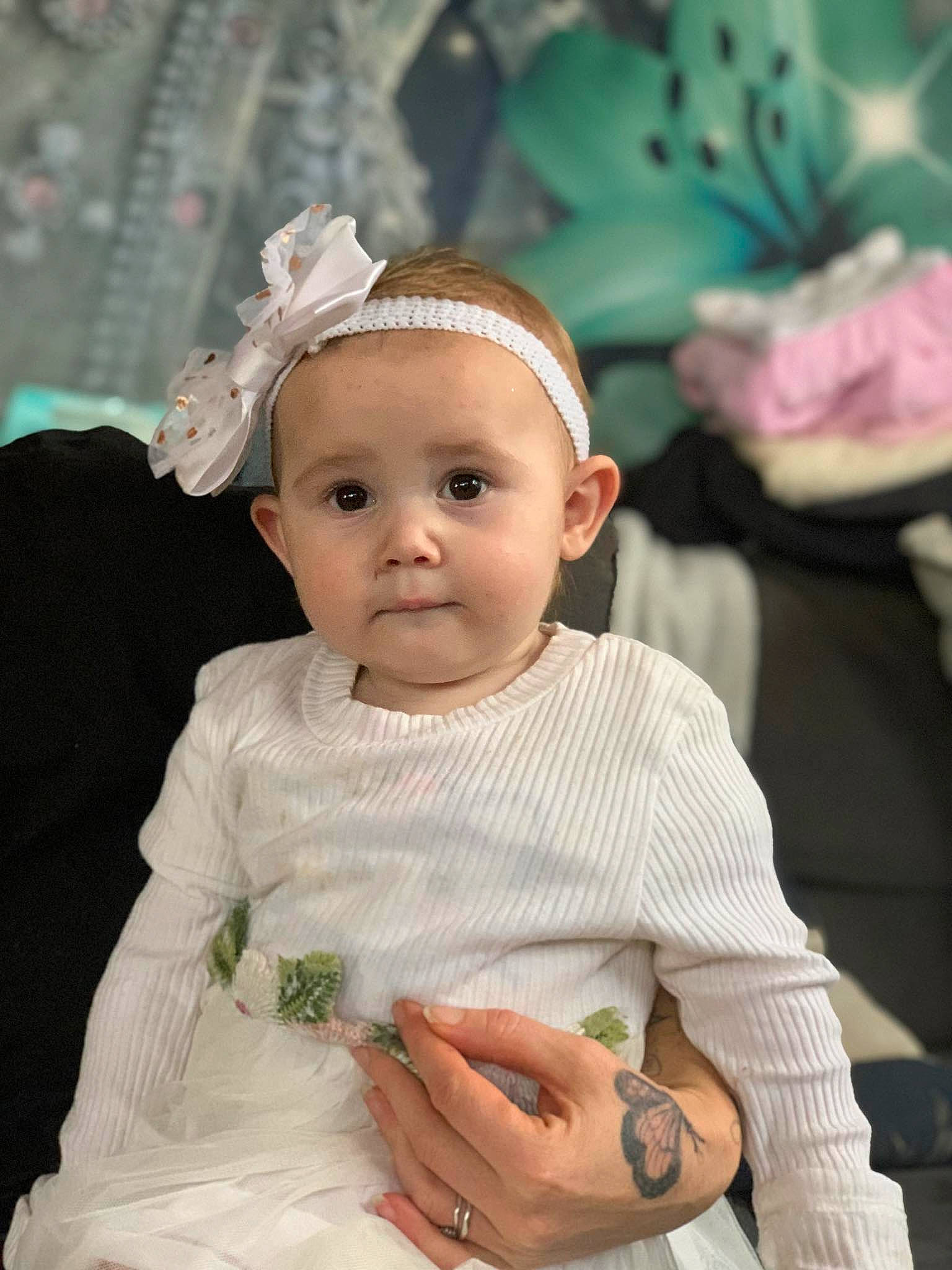 Romane a rejoint le concours — aidez-le/la à gagner de superbes lots ! baby, baby_toddler_clothing, beauty, cap, child, costume_hat, embellishment, event, eye, fashion_accessory, flash_photography, fun, happy, headband, headpiece, jewellery, person, pink, skin, toddler