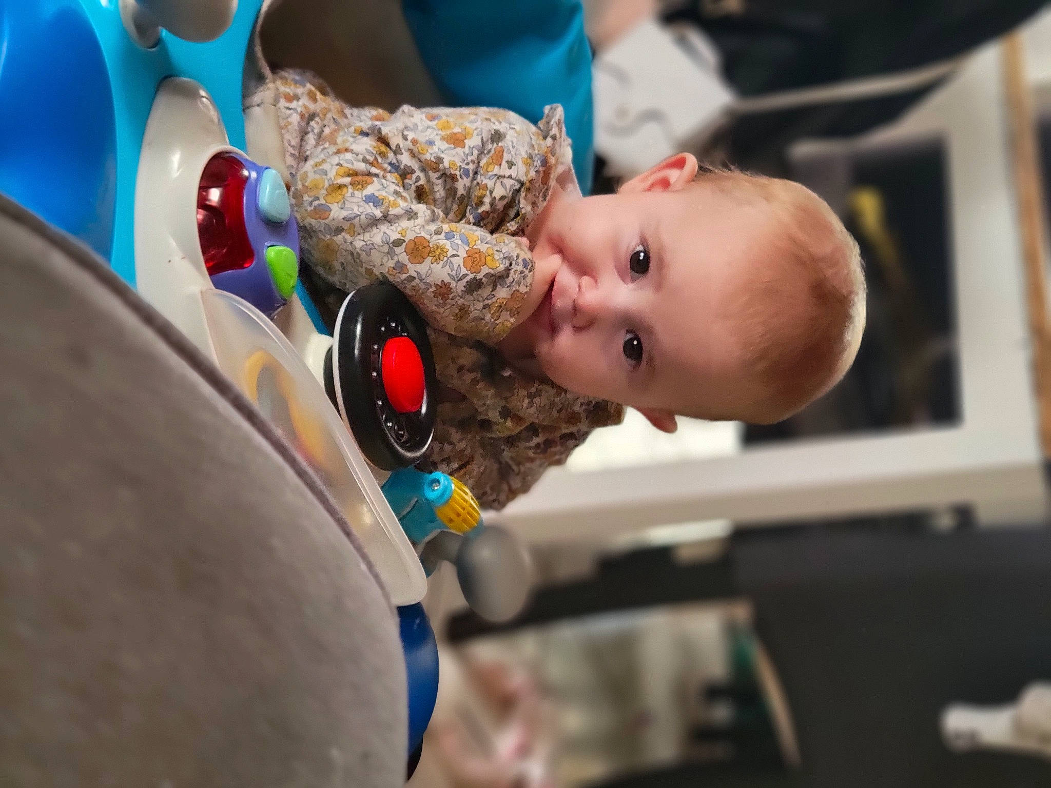 Romane a rejoint le concours — aidez-le/la à gagner de superbes lots ! baby, baby_products, child, event, fashion_accessory, food, fun, happy, hat, human_body, leisure, person, personal_protective_equipment, recreation, toddler, tradition, tree