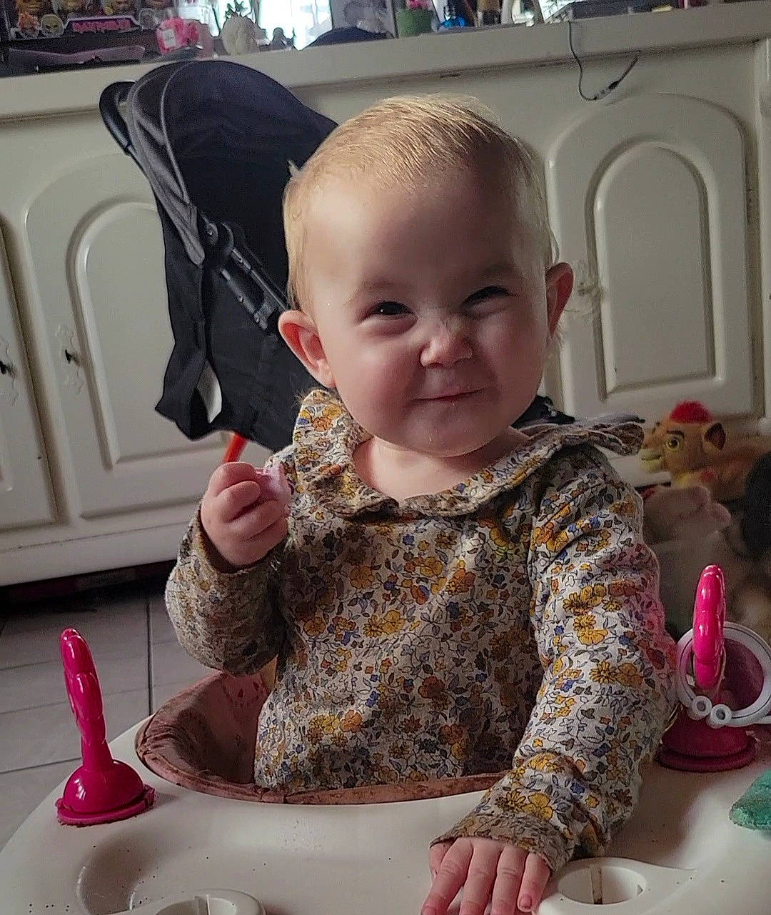 Romane participe au concours pour gagner de l'argent avec cette photo : baby, baby_products, baby_toddler_clothing, chair, cheek, child, food, fun, happy, person, pink, plate, product, serveware, sitting, skin, sleeve, smile, table, tableware