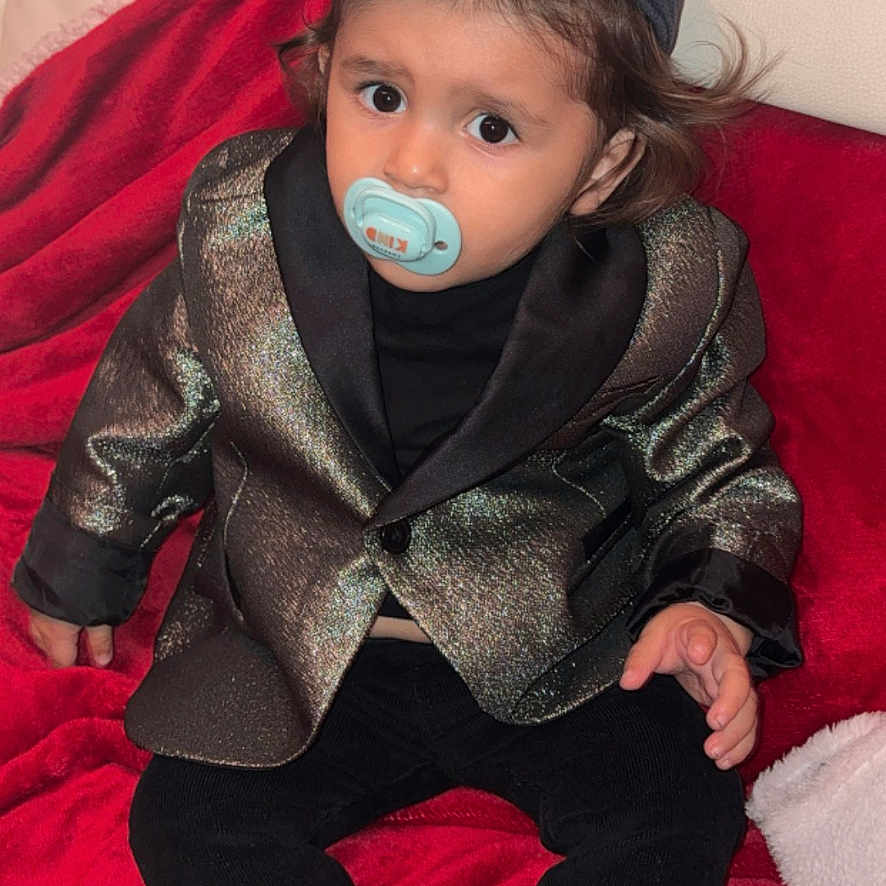 Walid participe au concours pour gagner de l'argent avec cette photo : baby, bodypart, cap, clothing, coat, couch, cushion, face, finger, furniture, glove, hand, hat, head, homedecor, jacket, pants, person, photography, portrait