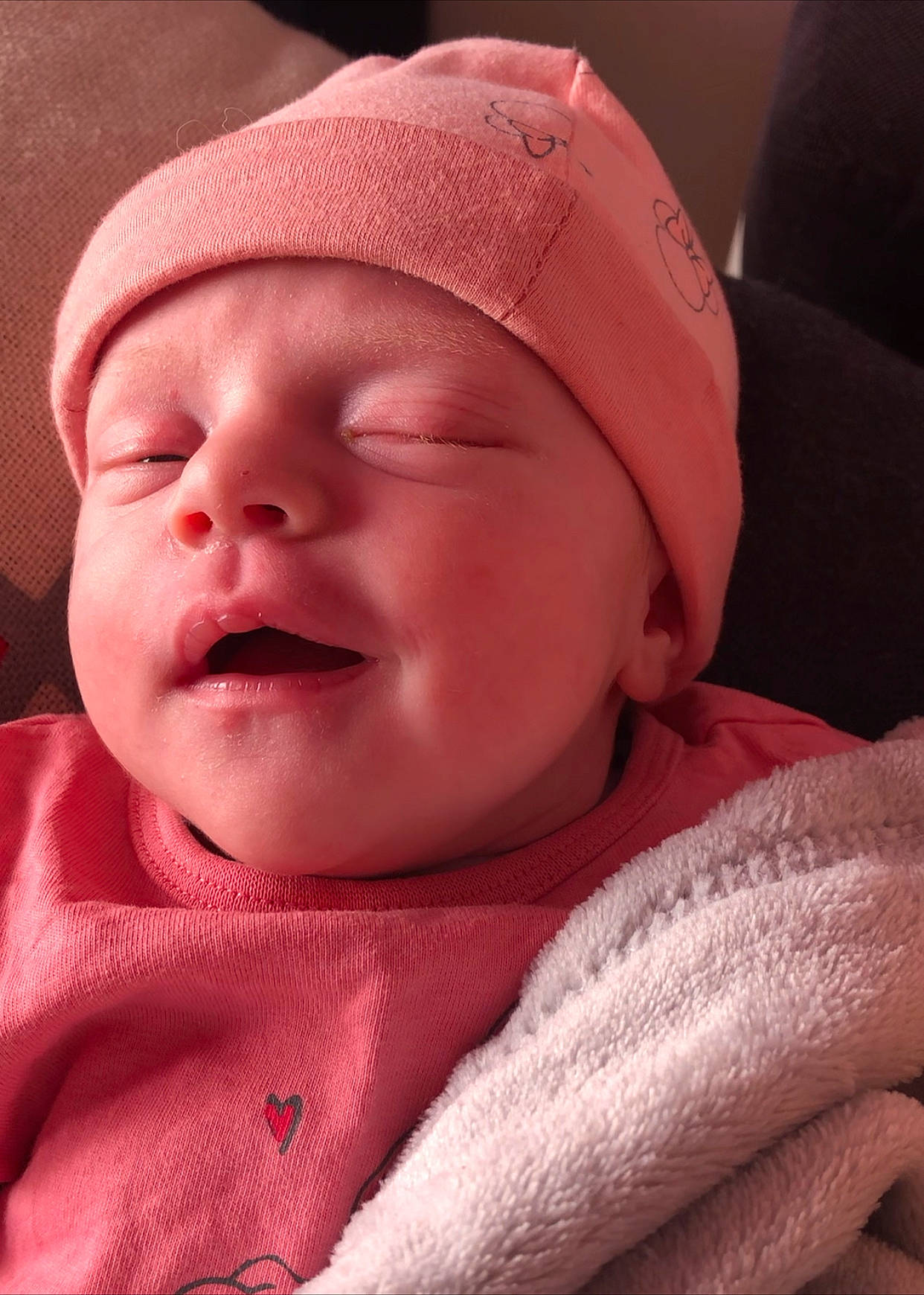 Yesmine participe au concours pour gagner de l'argent avec cette photo : baby, baby_sleeping, baby_toddler_clothing, cap, cheek, chin, comfort, eye, eyebrow, hand, hat, headwear, human_body, lip, mouth, nose, person, pink, skin, smile