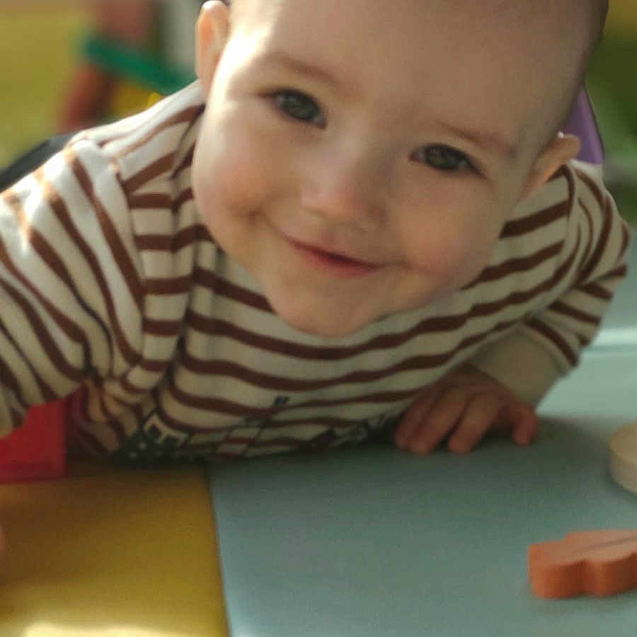 Jules participe au concours pour gagner de l'argent avec cette photo : baby, babycrawling, bodypart, clothing, crawling, face, finger, furniture, hand, happy, head, laughing, newborn, person, photography, portrait, sitting, smile, t_shirt, table