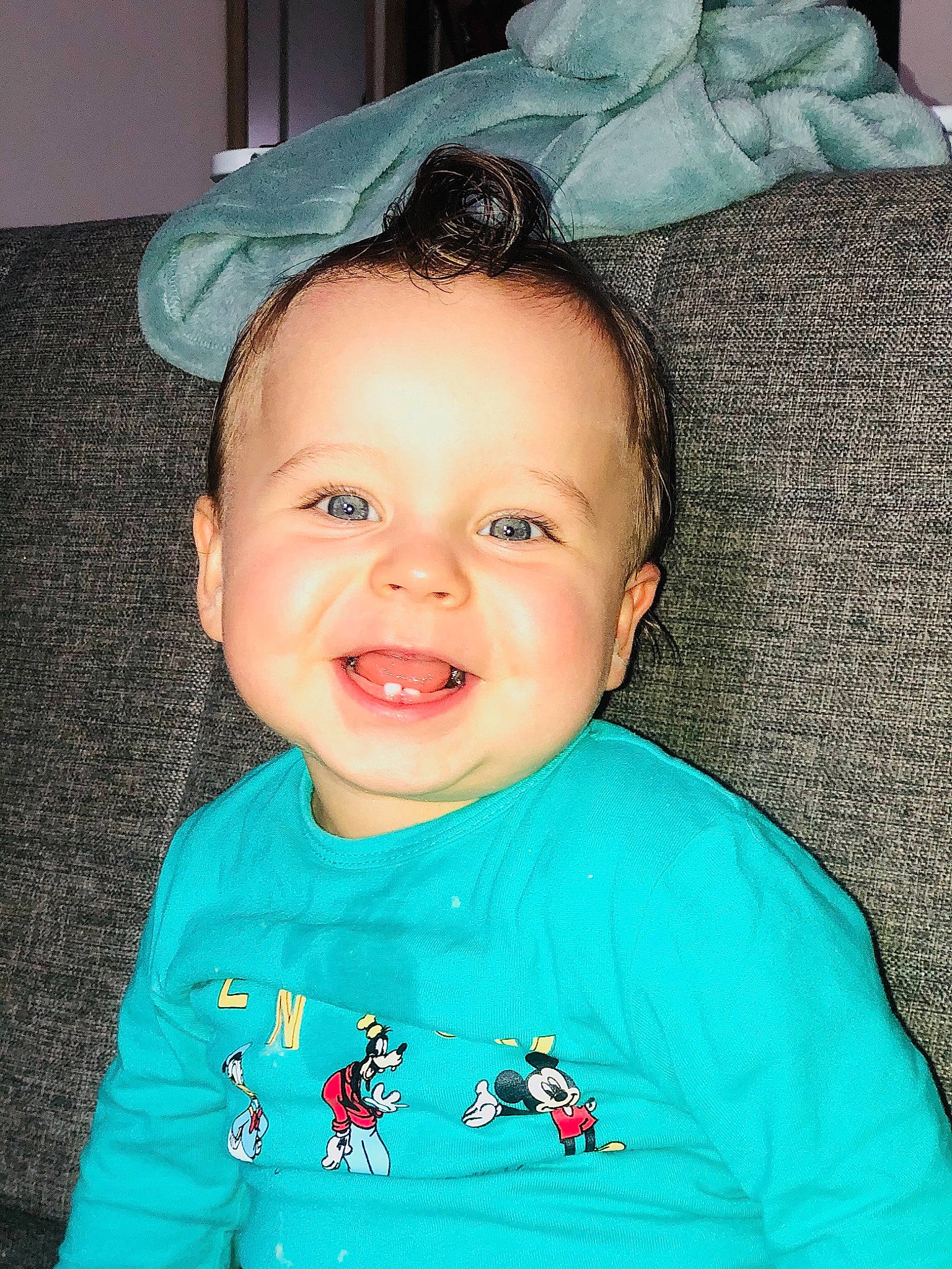 Djoey participe au concours pour gagner de l'argent avec cette photo : azure, baby, baby_toddler_clothing, blue, cheek, eye, eyebrow, eyelash, green, happy, head, iris, lip, neck, nose, person, skin, sleeve, smile, textile