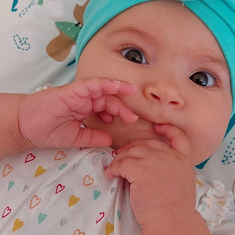 Roxane a rejoint le concours — aidez-le/la à gagner de superbes lots ! baby, baby_toddler_clothing, blue, cap, cheek, child, event, facial_expression, fashion_accessory, finger, grass, hand, happy, lip, pattern, peach, pink, skin, textile, toddler