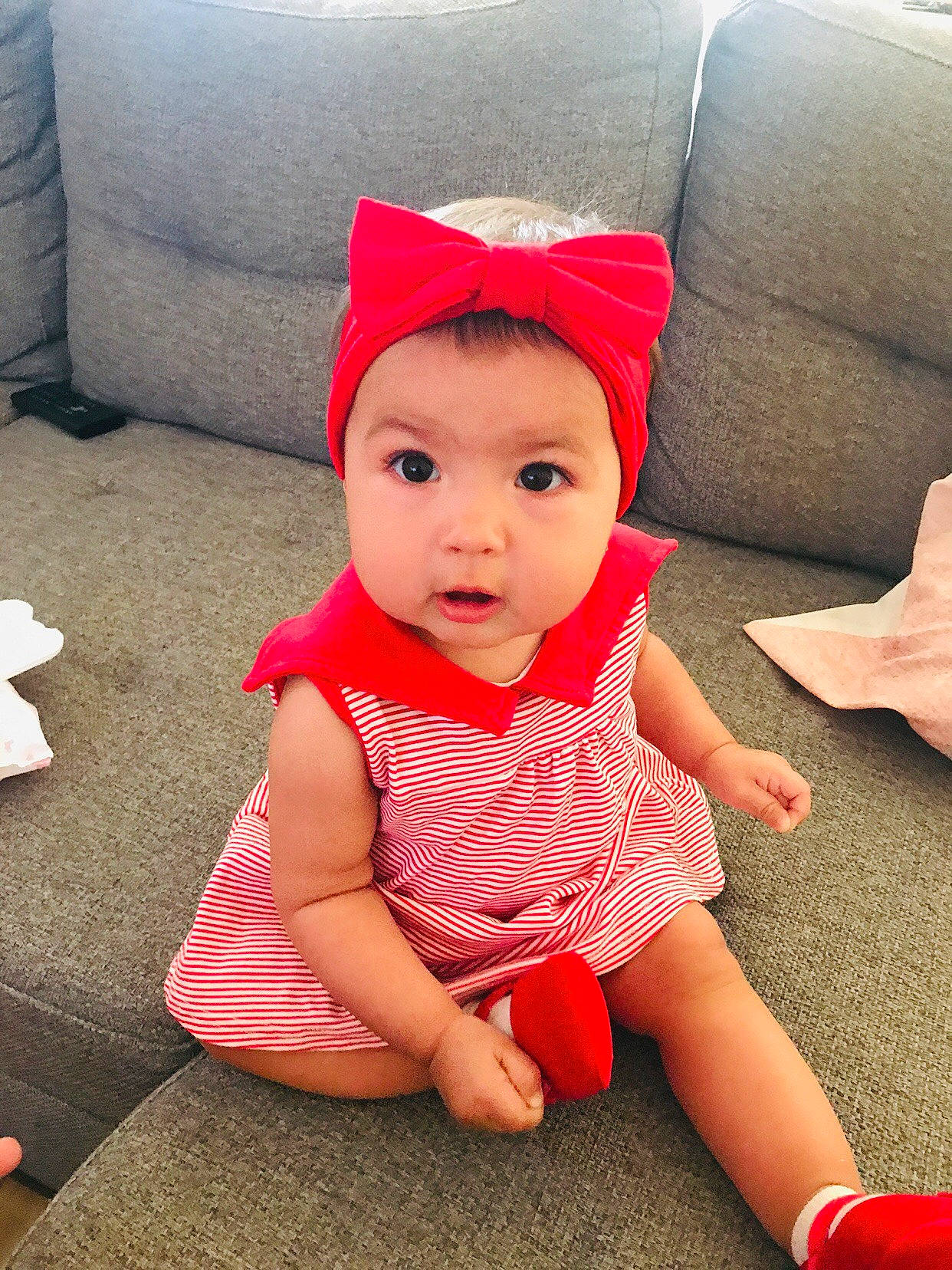 Yara a rejoint le concours — aidez-le/la à gagner de superbes lots ! baby, baby_toddler_clothing, beanie, beauty, cap, child, hat, head, headgear, outerwear, person, pink, plant, play, skin, sleeve, t_shirt, toddler, vacation