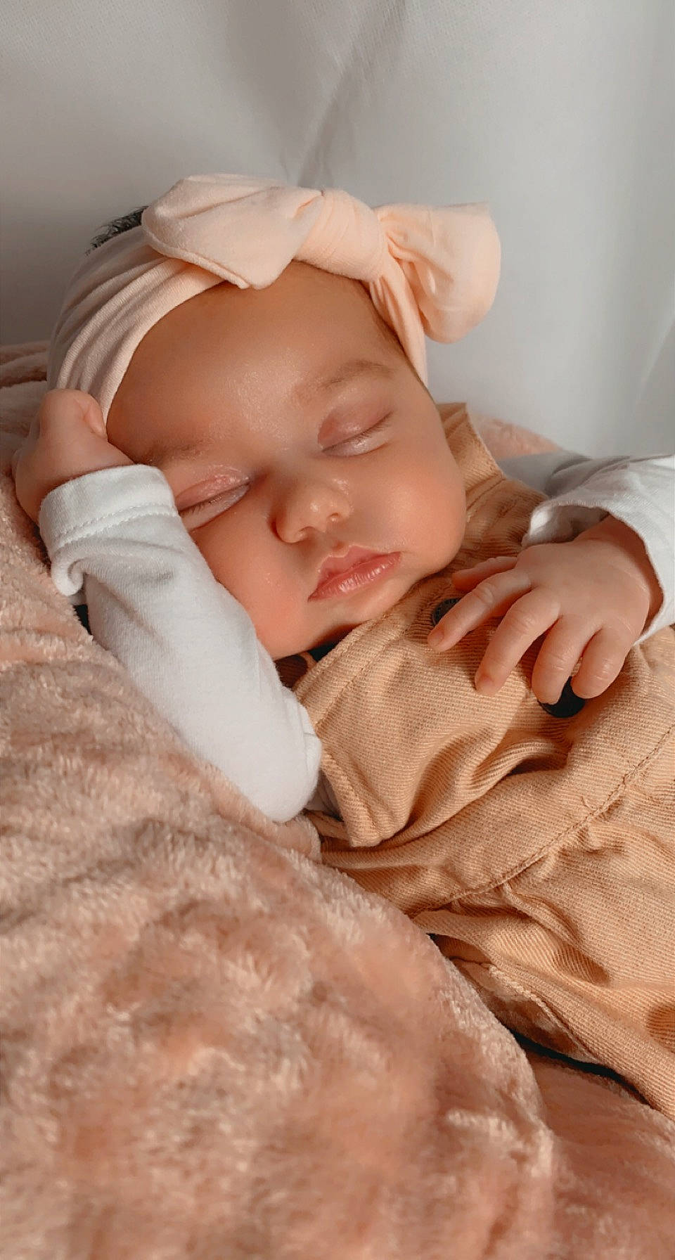 Ylana participe au concours pour gagner de l'argent avec cette photo : baby, baby_sleeping, baby_toddler_clothing, bedtime, child, comfort, fur, gesture, happy, hat, headwear, linens, lip, nap, nose, peach, person, skin, sleeve, smile