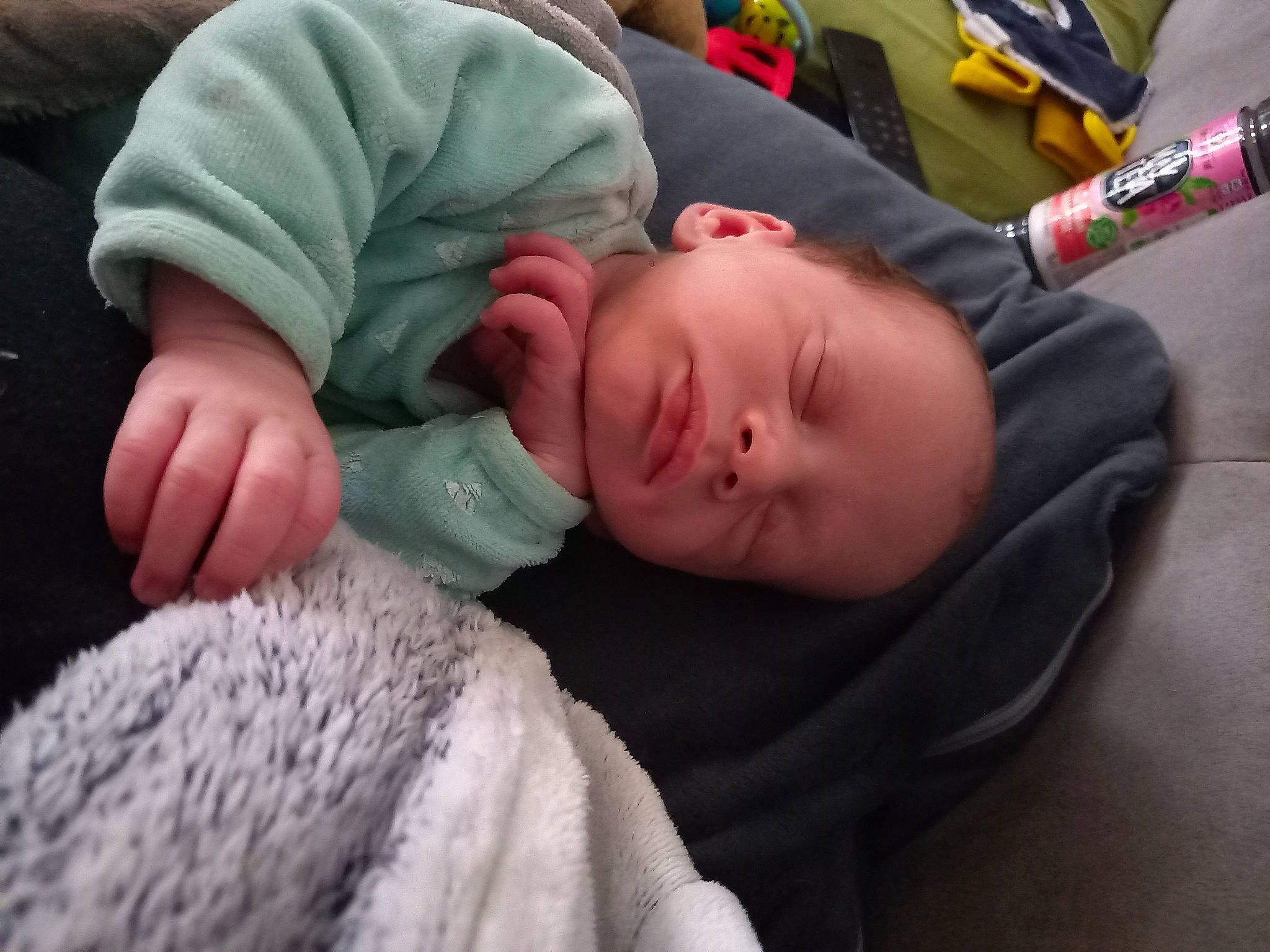 Louis participe au concours pour gagner de l'argent avec cette photo : baby, baby_products, baby_sleeping, baby_toddler_clothing, bedding, bedtime, blanket, cheek, child, comfort, fur, grey, linens, nap, person, room, sitting, sleep, toddler, wool