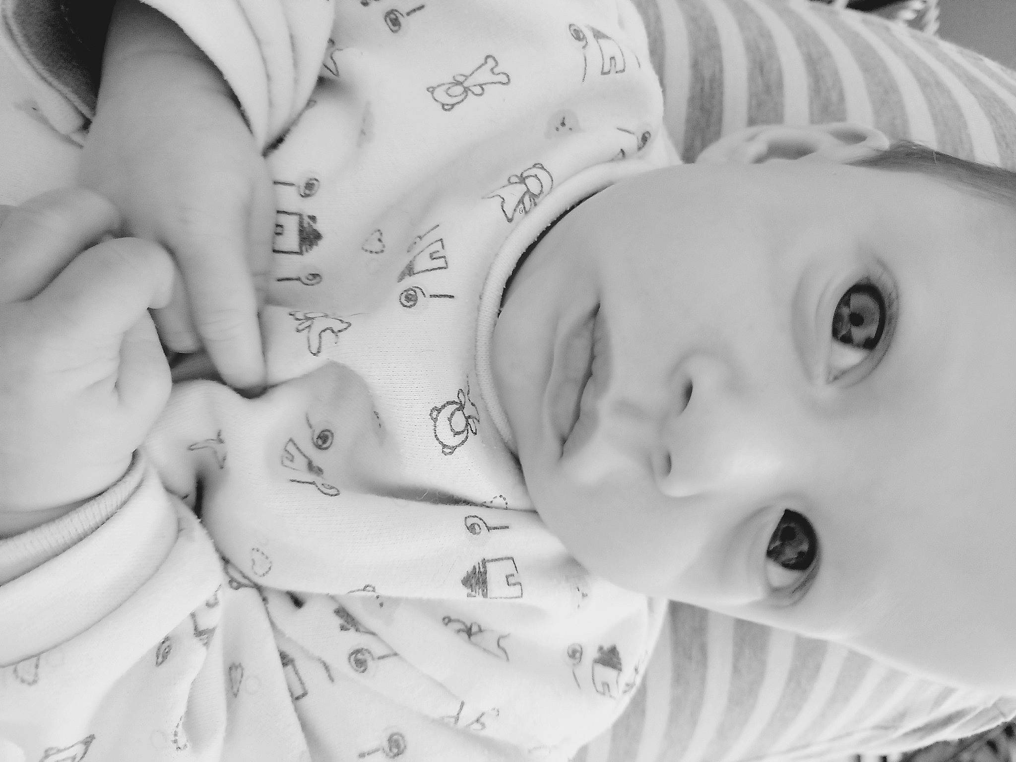 Louis participe au concours pour gagner de l'argent avec cette photo : baby, black, black_and_white, cheek, eyebrow, eyelash, facial_expression, finger, gesture, hairstyle, hand, happy, human, lip, mouth, nose, organ, person, photograph, skin