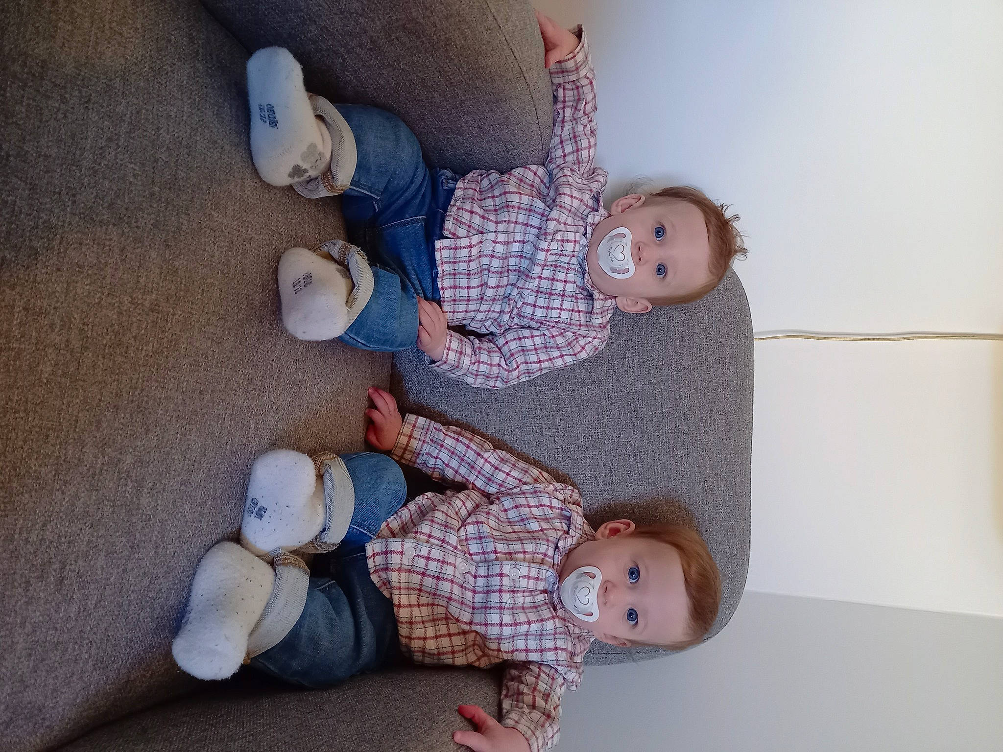 Louis Et Lino a rejoint le concours — aidez-le/la à gagner de superbes lots ! arm, baby, baby_toddler_clothing, child, comfort, floor, flooring, foot, hand, human_leg, knee, lap, leg, person, room, sitting, skin, sock, textile, toddler