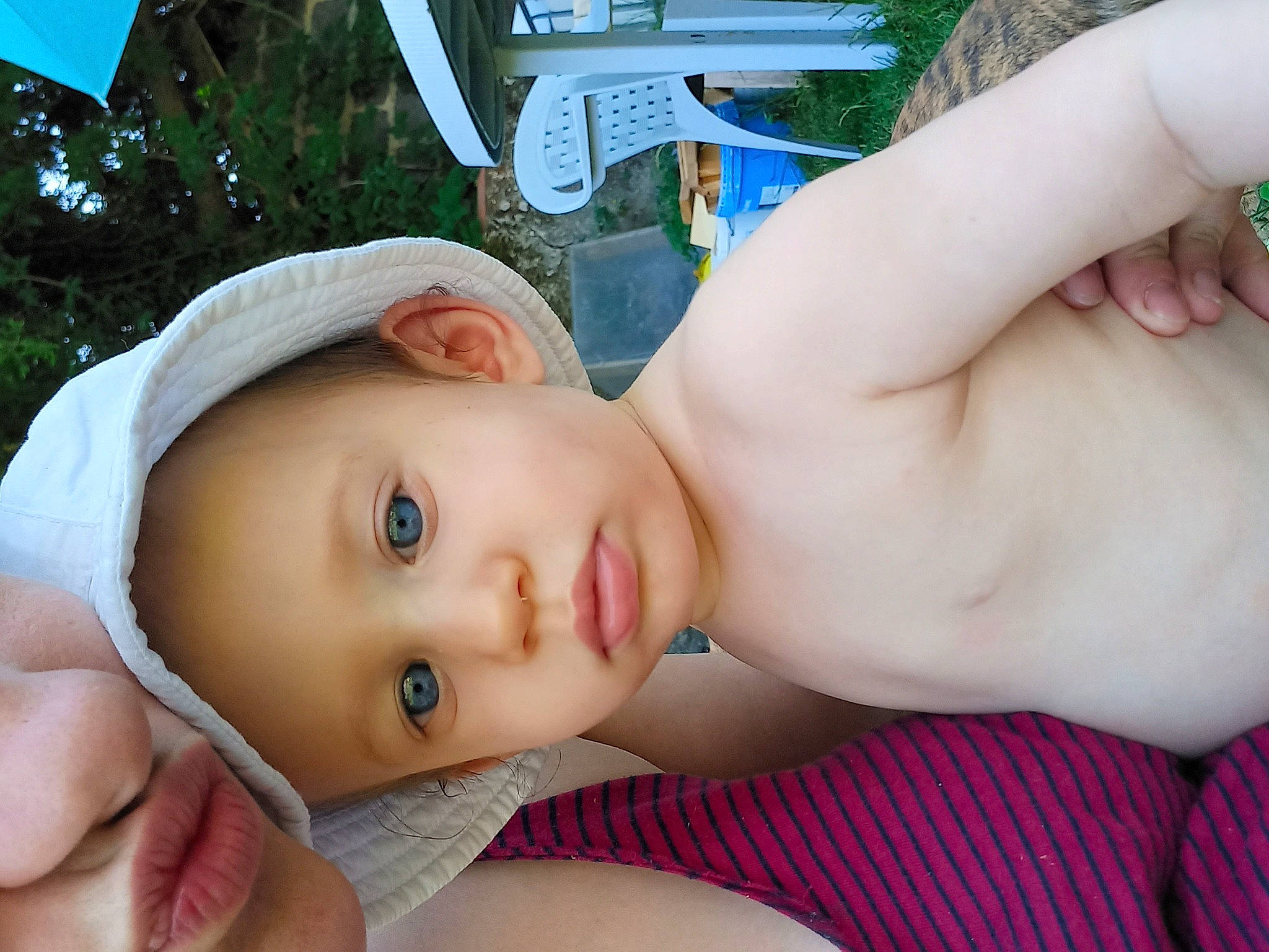 Lino participe au concours pour gagner de l'argent avec cette photo : cap, chest, child, elbow, eyelash, finger, grass, happy, hat, leisure, lip, mouth, nose, person, skin, sun_hat, toddler, tree, trunk, vacation