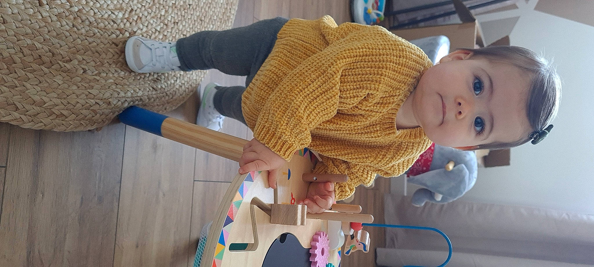 Eva a rejoint le concours — aidez-le/la à gagner de superbes lots ! baby, baby_products, baby_toddler_clothing, child, flooring, foot, fun, human_leg, leisure, pattern, person, play, room, sitting, thread, toddler, toy, white, wood, wool