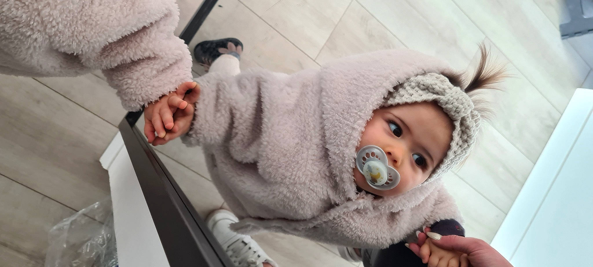 Eva participe au concours pour gagner de l'argent avec cette photo : baby, cap, cheek, child, comfort, eyelash, freezing, fur_clothing, hand, headwear, iris, knit_cap, mammal, nose, outerwear, person, skin, sleeve, toddler, vertebrate
