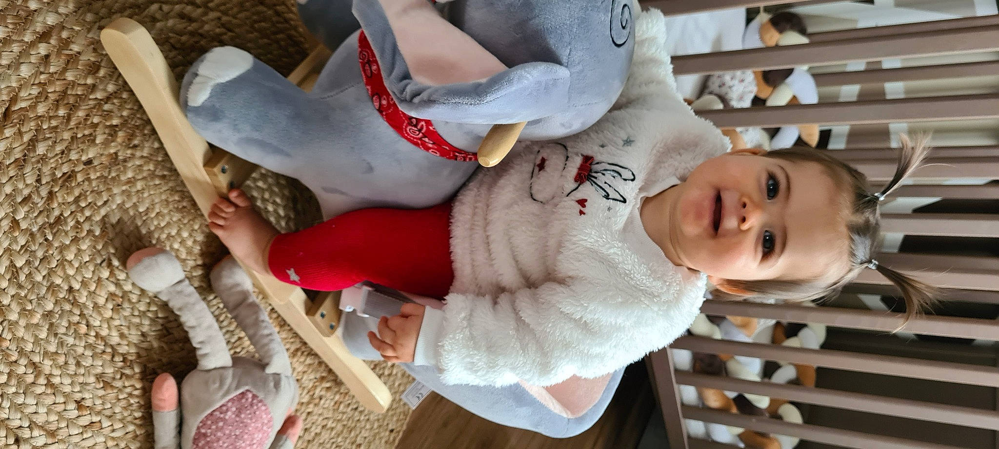 Eva a rejoint le concours — aidez-le/la à gagner de superbes lots ! arm, baby, baby_safety, baby_toddler_clothing, carmine, child, comfort, fun, fur, happy, human_body, human_leg, pattern, person, room, smile, stuffed_toy, textile, toddler, wood