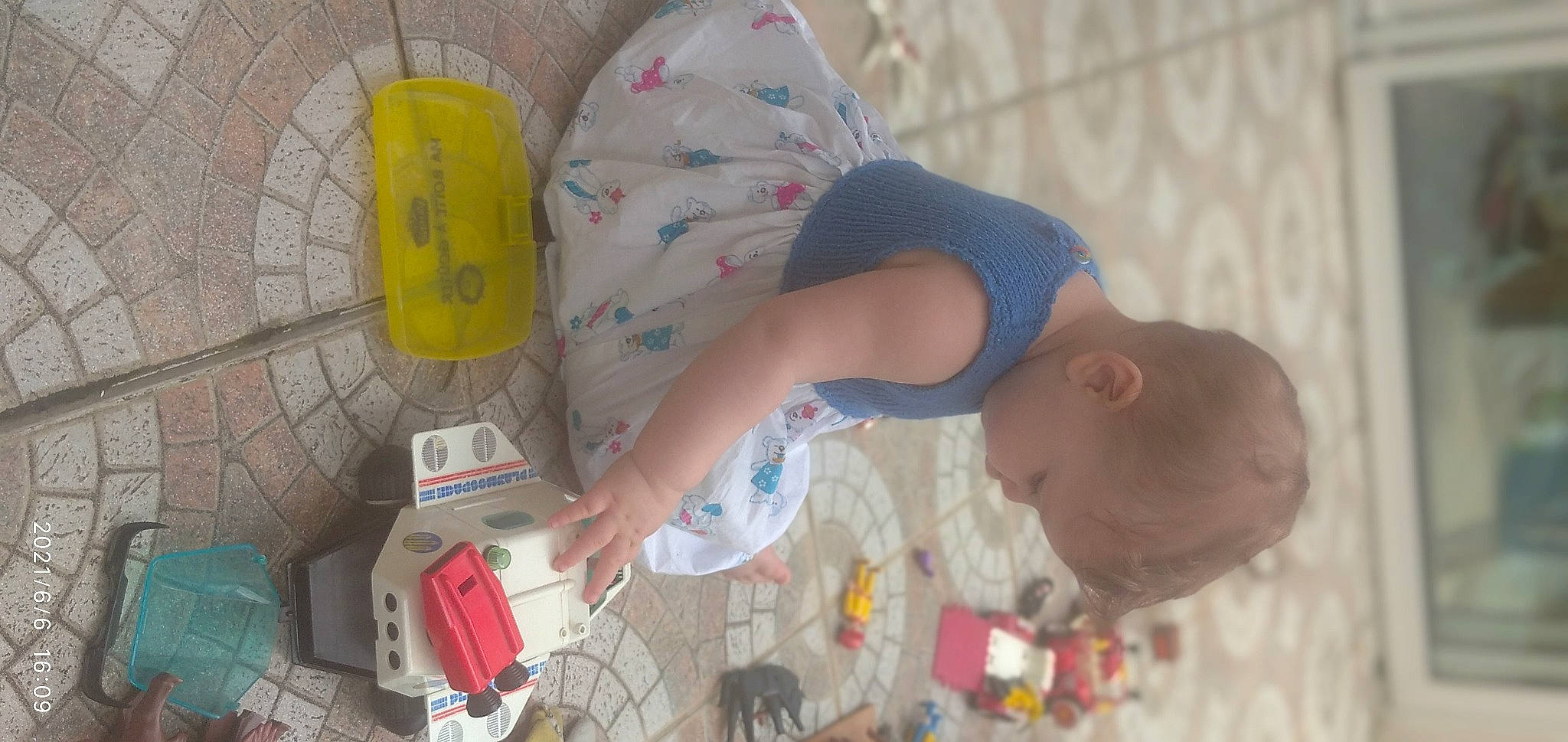 Mila a rejoint le concours — aidez-le/la à gagner de superbes lots ! adaptation, baby, box, child, fun, leisure, pattern, people, person, plastic, play, room, shipping_box, t_shirt, toddler, toy