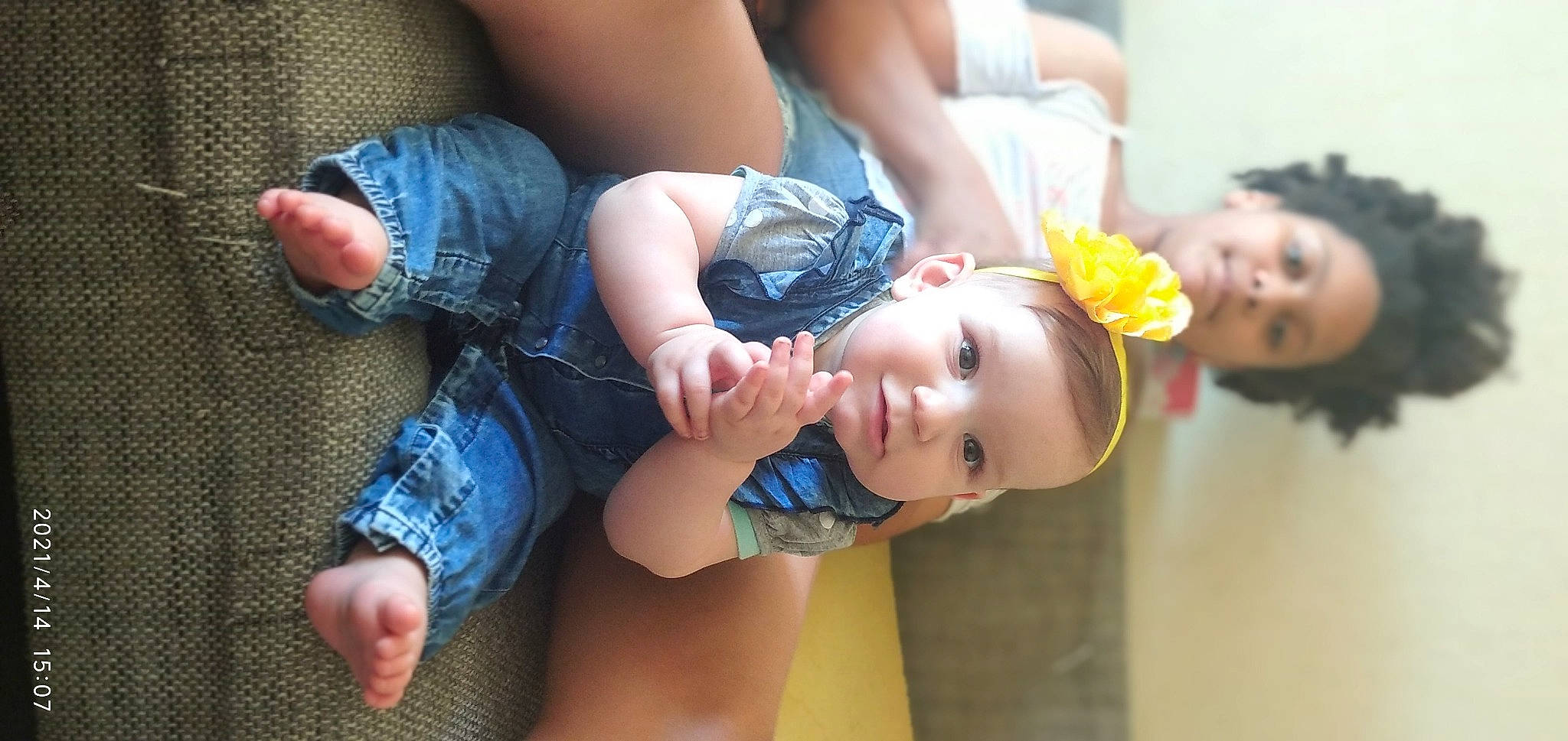 Mila participe au concours pour gagner de l'argent avec cette photo : abdomen, baby_toddler_clothing, child, denim, electric_blue, finger, foot, fun, gesture, grass, happy, human_leg, joint, orange, person, shoulder, skin, smile, thigh, toddler