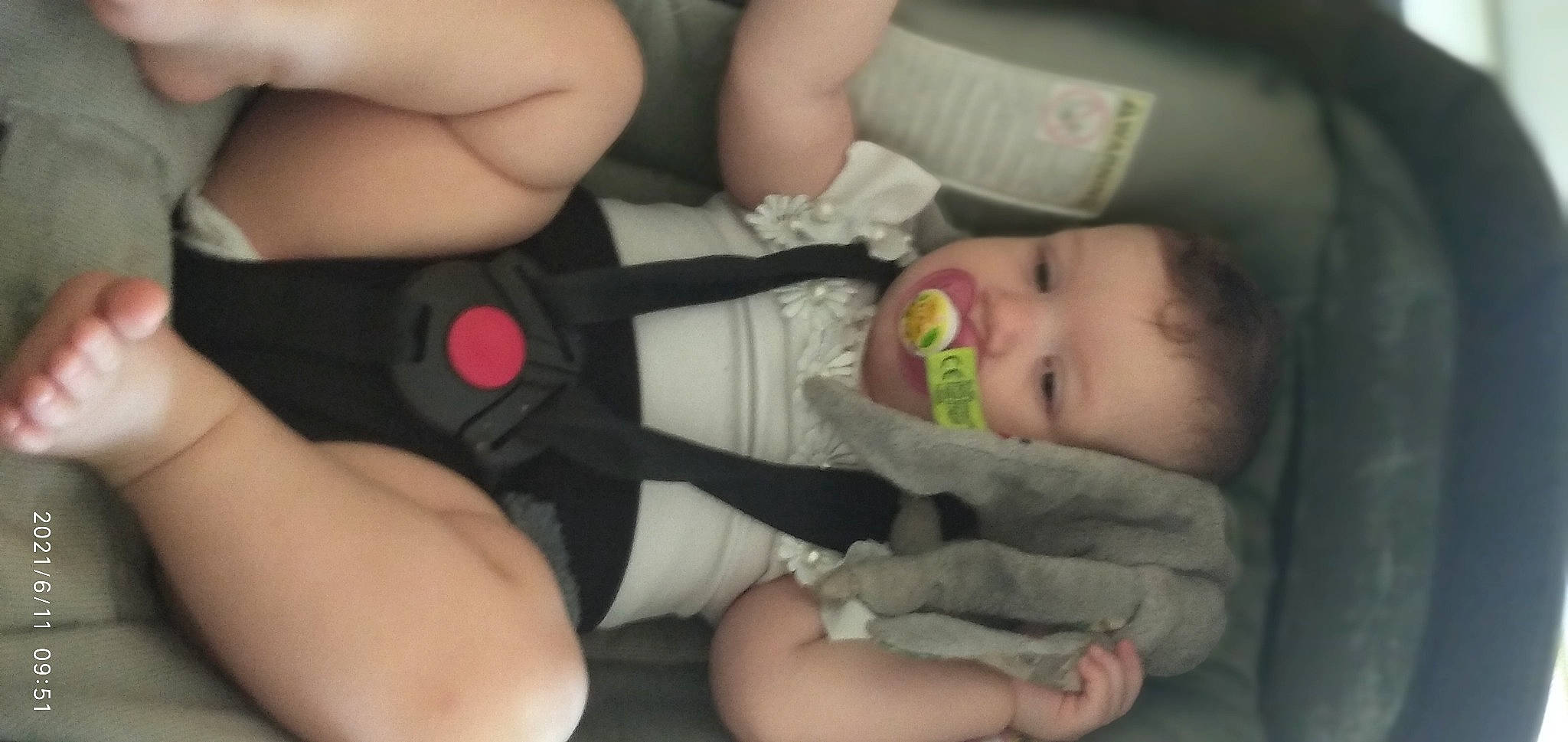 Mila participe au concours pour gagner de l'argent avec cette photo : arm, baby, baby_toddler_clothing, cheek, comfort, eyelash, finger, gesture, hand, happy, human_body, mouth, muscle, person, product, skin, stomach, thigh, thumb, toddler