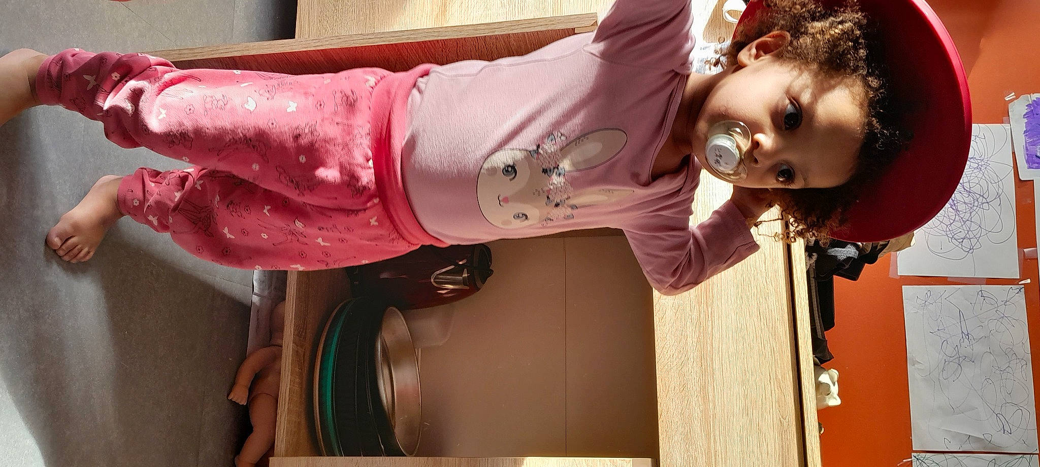 Illyana participe au concours pour gagner de l'argent avec cette photo : bangs, child, costume, door, flesh, fun, happy, magenta, person, pink, purple, red, red_hair, window, wood