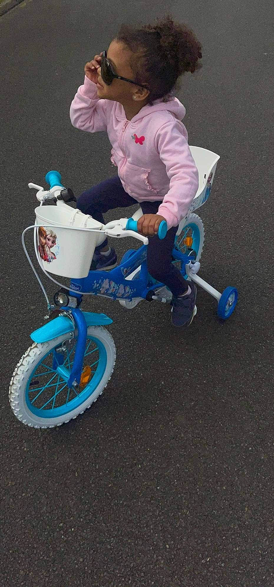 Lilyah a rejoint le concours — aidez-le/la à gagner de superbes lots ! bicycle, bicycle_accessory, bicycle_fork, bicycle_frame, bicycle_handlebar, bicycle_part, bicycle_saddle, bicycle_tire, bicycle_wheel, bicycle_wheel_rim, bicycles_equipment_and_supplies, cycling, motor_vehicle, person, recreation, riding_toy, rolling, spoke, tire, vehicle