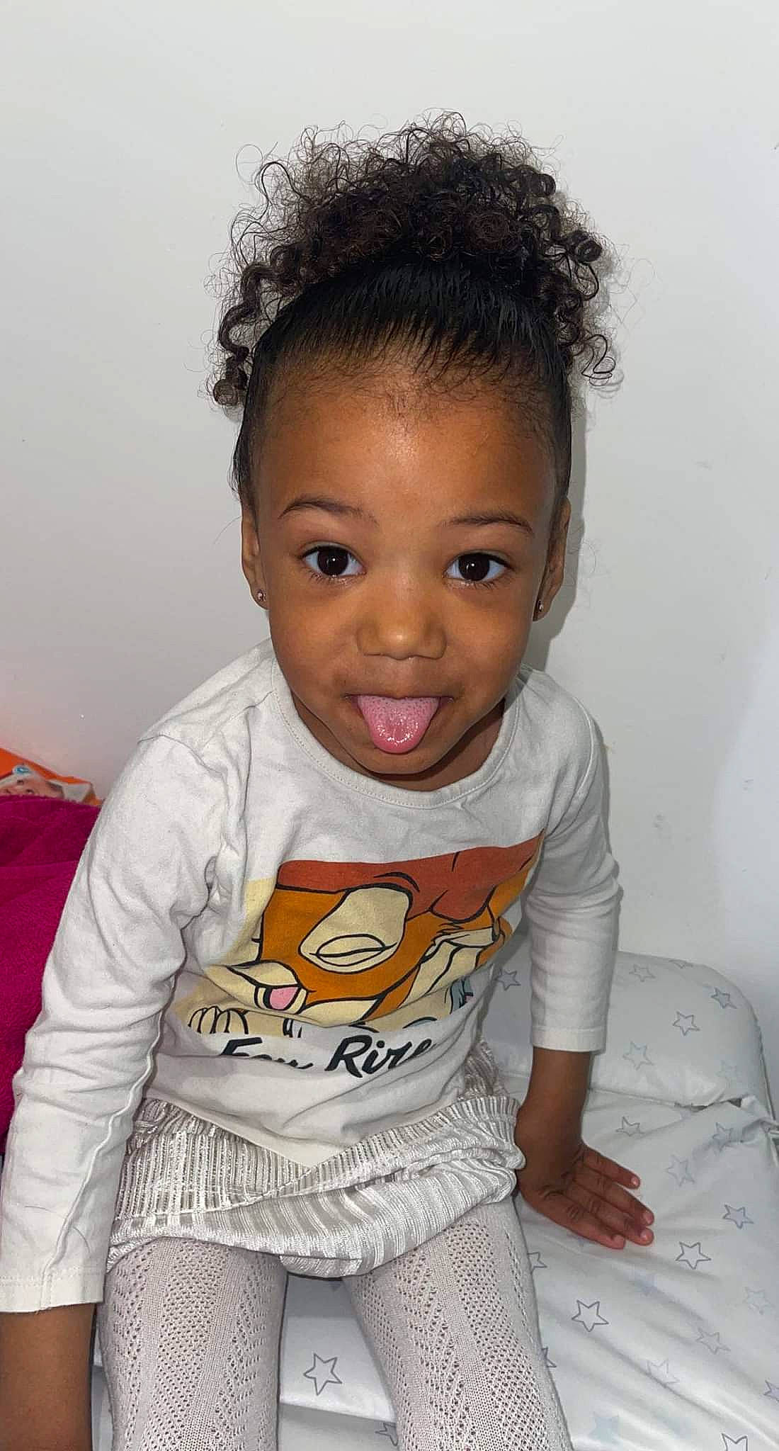 Lilyah a rejoint le concours — aidez-le/la à gagner de superbes lots ! baby_toddler_clothing, cheek, chin, eye, facial_expression, forehead, hairstyle, hand, happy, head, human_body, iris, joint, lip, mouth, nose, person, skin, sleeve, smile