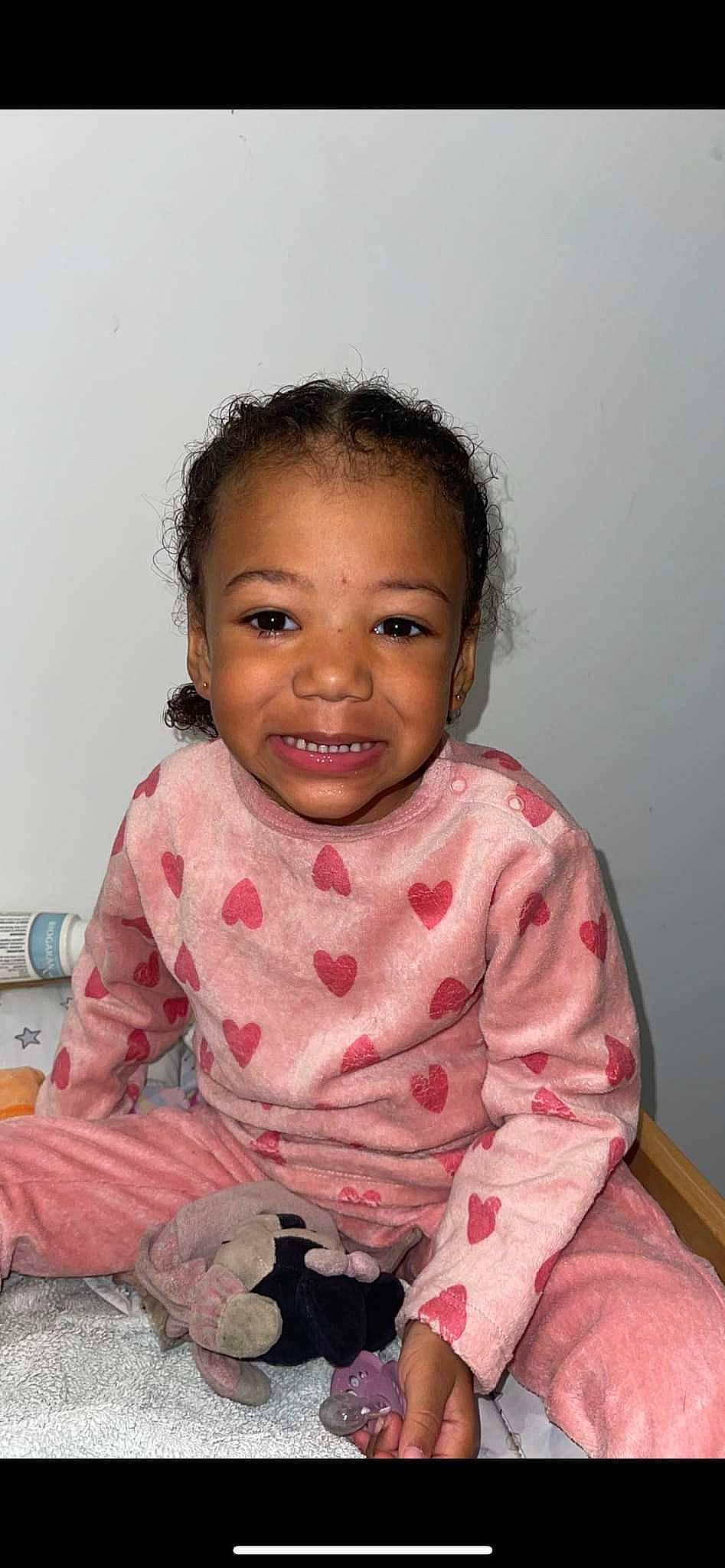 Lilyah a rejoint le concours — aidez-le/la à gagner de superbes lots ! baby_toddler_clothing, cheek, child, chin, face, fun, happy, human_body, iris, joy, lip, magenta, neck, nose, person, pink, sitting, skin, sleeve, smile