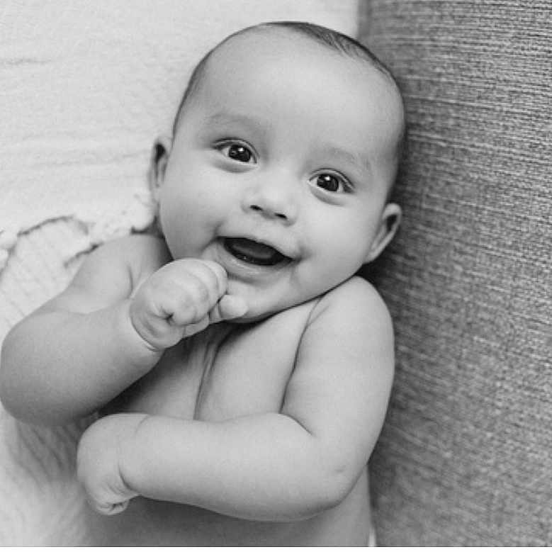 Naël participe au concours pour gagner de l'argent avec cette photo : arm, baby, baby_skin, black_and_white, cheerful, closeup, couch, cute, expression, face, hand, happiness, infant, newborn, person, portrait, skin, smile, soft, texture
