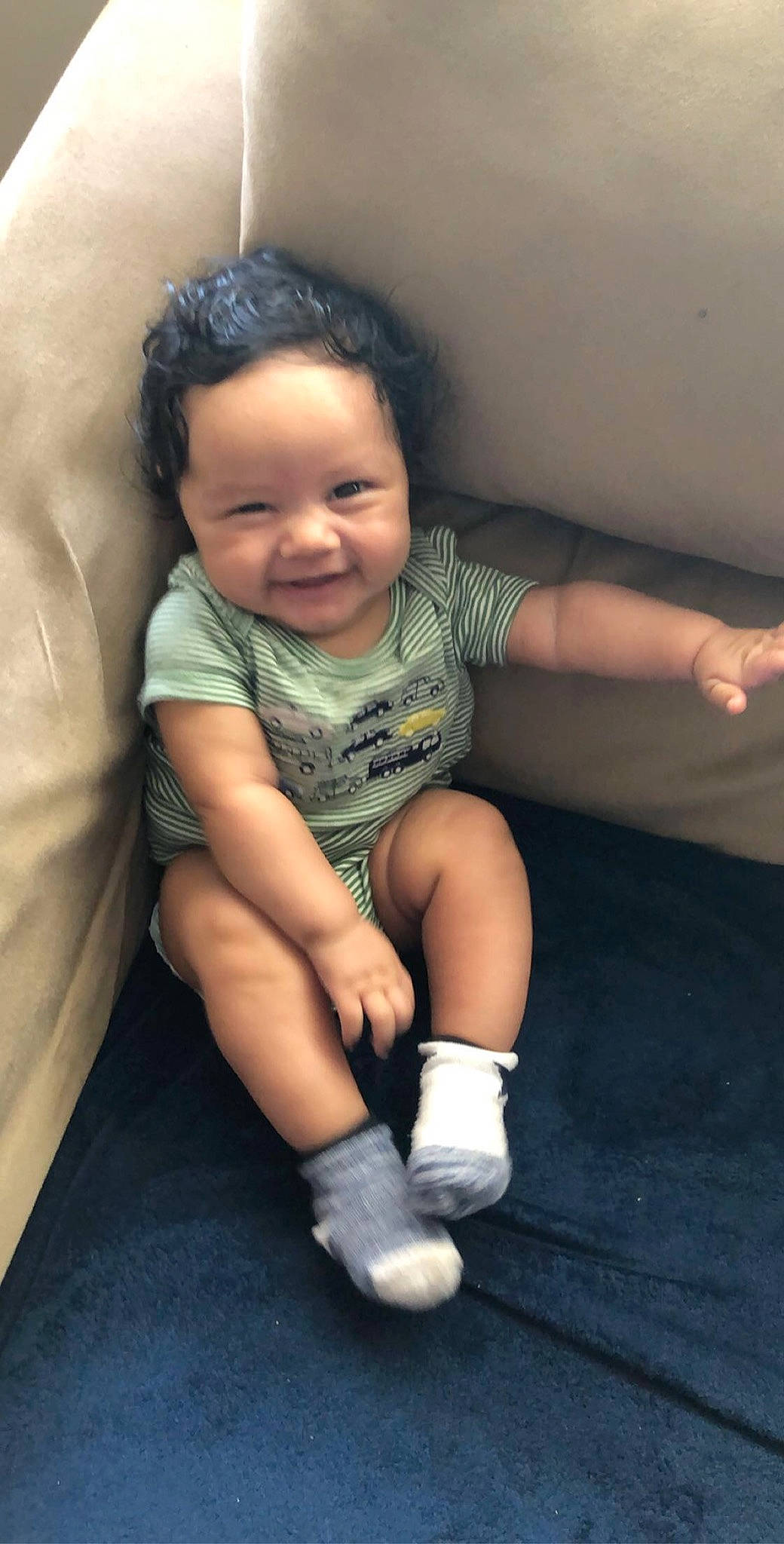 Arion is registered to the contest to win money with this photo: arm, baby, cheek, child, chin, head, joy, leg, nose, person, sitting, skin, smile, toddler