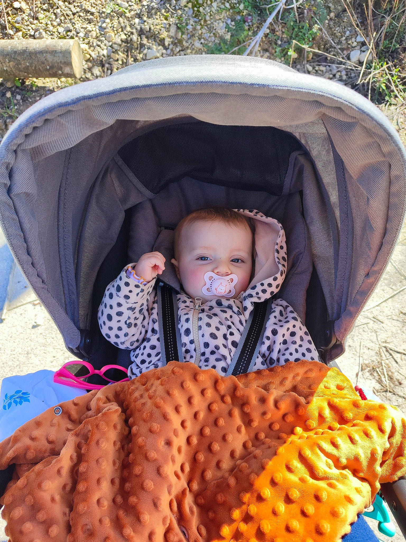 Viktoria participe au concours pour gagner de l'argent avec cette photo : baby, baby_products, baby_safety, baby_toddler_clothing, beauty, brown, child, comfort, eye, grass, leaf, linens, pattern, person, photograph, product, sitting, skin, sleeve, textile