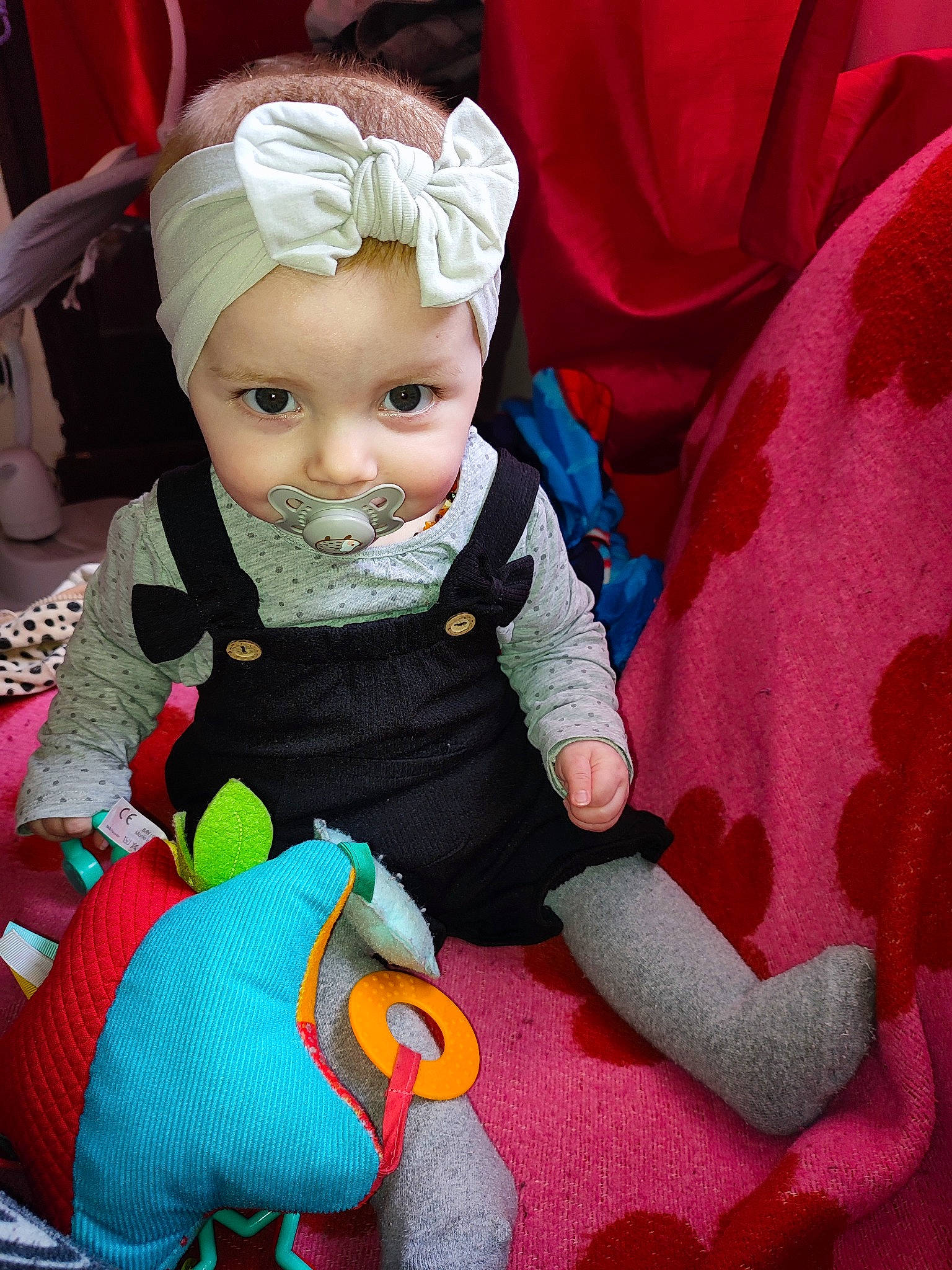 Viktoria a rejoint le concours — aidez-le/la à gagner de superbes lots ! baby, baby_products, baby_toddler_clothing, carmine, child, costume_hat, electric_blue, fashion_accessory, fictional_character, fun, happy, headwear, lap, magenta, pattern, person, pink, purple, stuffed_toy, textile