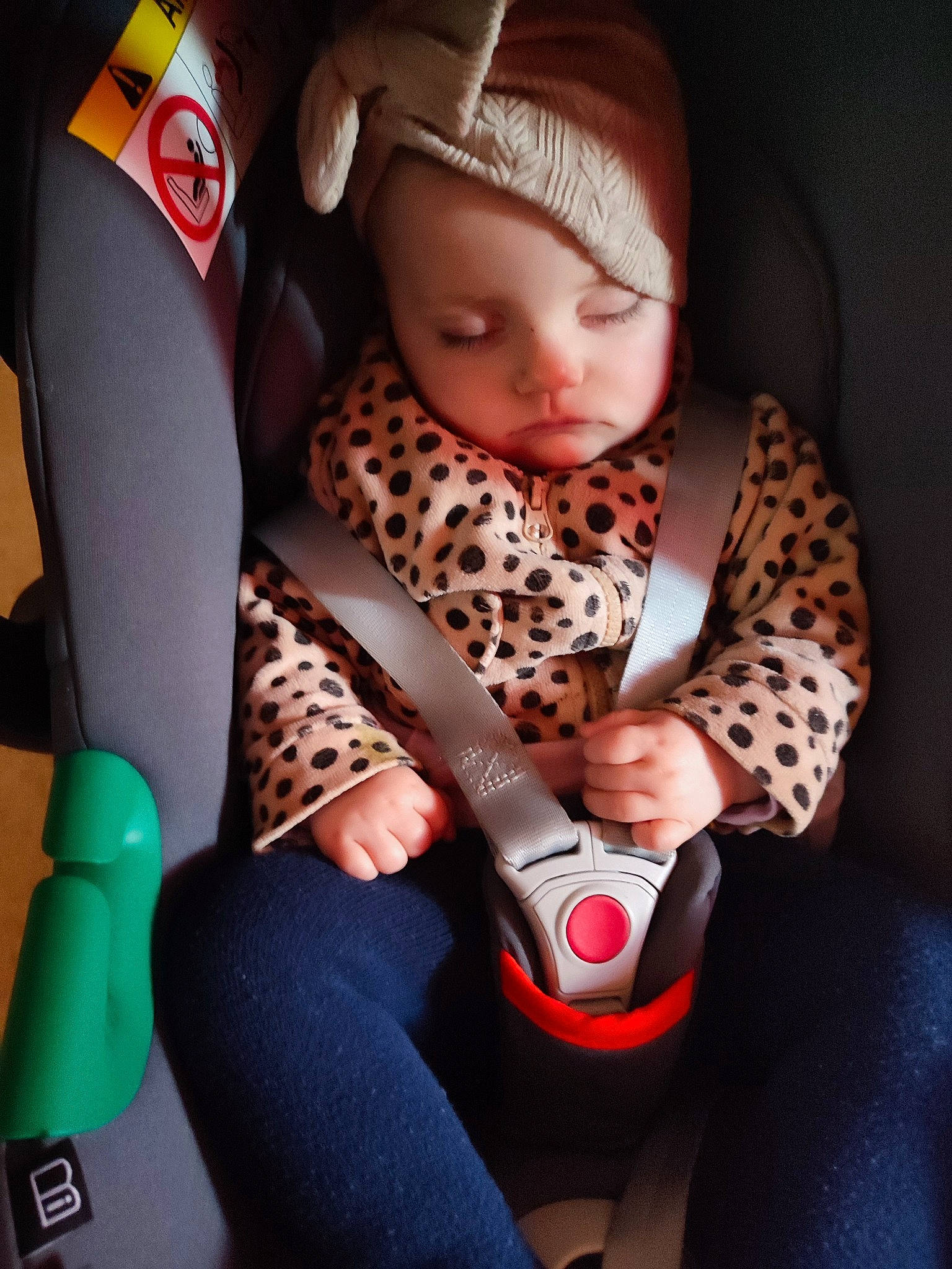 Viktoria a rejoint le concours — aidez-le/la à gagner de superbes lots ! arm, baby, baby_carriage, baby_toddler_clothing, car_seat, child, comfort, finger, fun, hand, headwear, human_body, human_leg, knee, lap, leg, nail, person, skin, textile